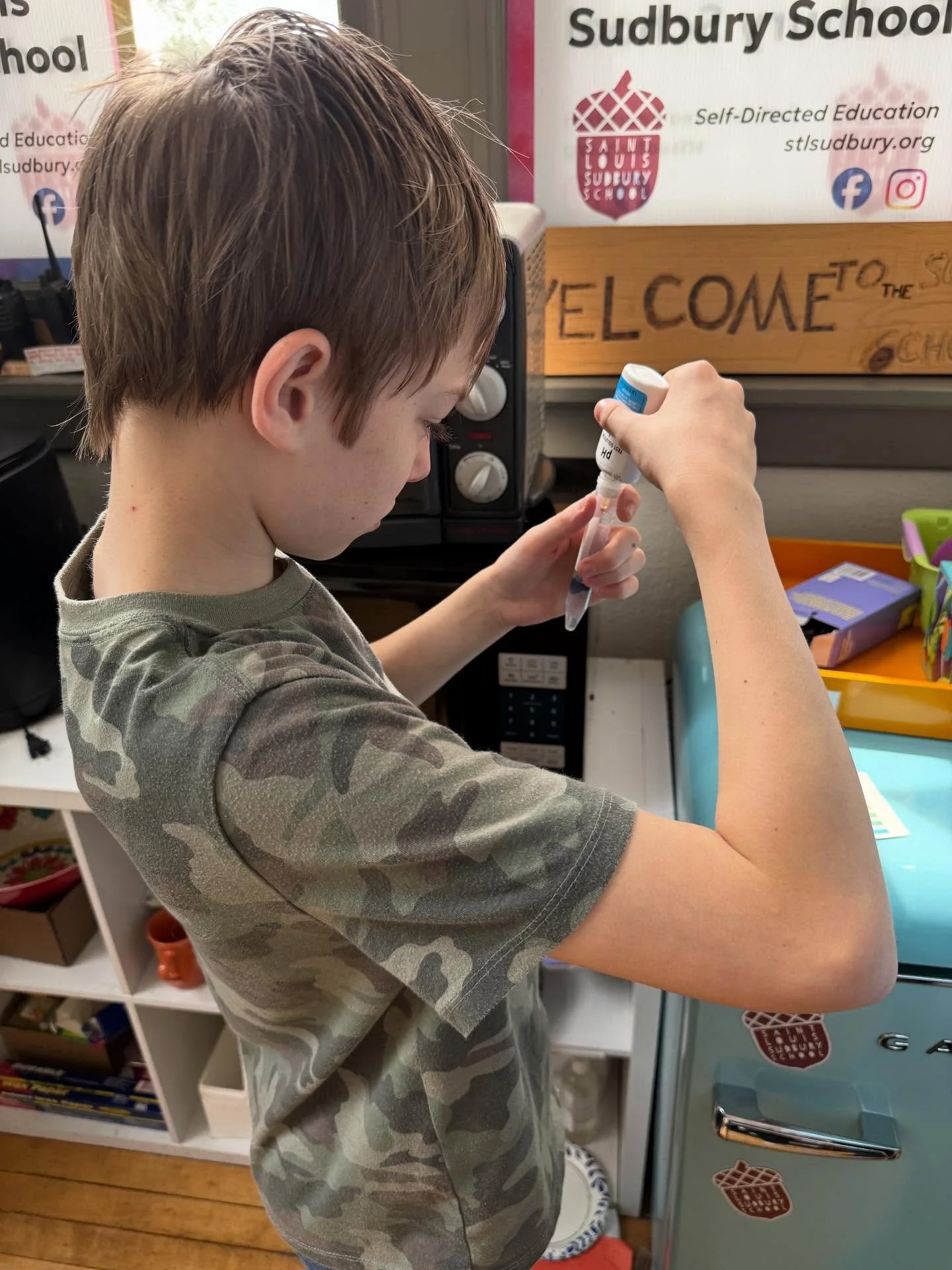Checking pH levels! Sudbury students were interested in getting a pet for the school and we picked&hellip; 🥁

Aquarium shrimp! 💦

🧬 With the help of a Sudbury volunteer and board member who is passionate about genetics and biology, Sudbury student