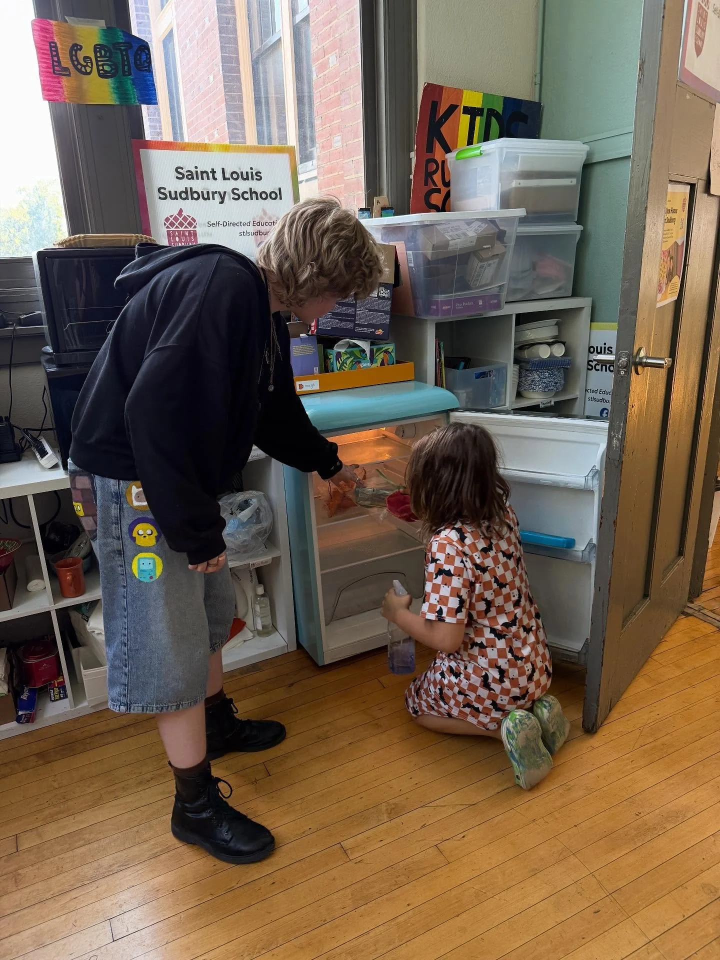 Age mixing! 😄 At Saint Louis Sudbury School, students are not grouped by age and can freely learn from, be inspired by, teach, and collaborate on projects and committees with people of all ages. (Just like in real life&hellip; do you work with peopl