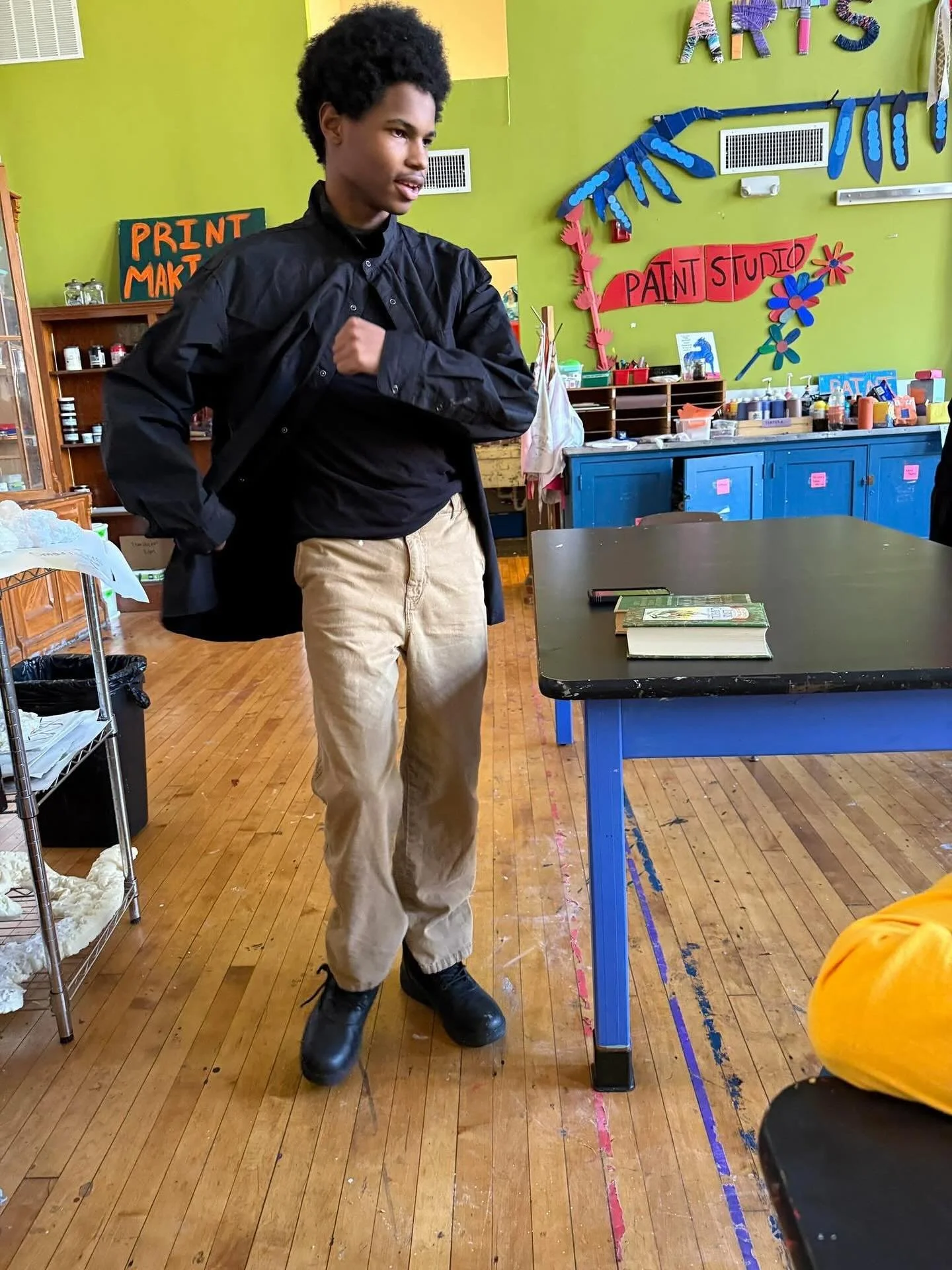 Sometimes you do a little celebratory dance when you want to borrow Lewis Carroll and Grimms’ Fairy Tales books from school at the end of the day and Sudbury students agree to have an emergency School Meeting to help make that happen! 📚
😊 St