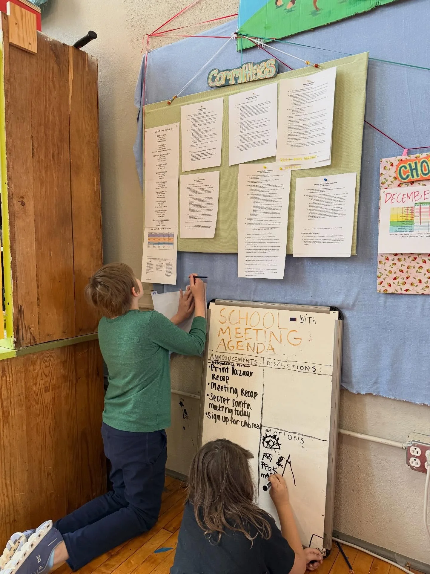 🎁 What if you want to organize a Secret Santa gift exchange at school, but some students have mixed feelings about the uncertain nature of it? 🤔 You schedule a meeting! 🕰️ A 12-year-old Sudbury student led a meeting with some support from staff. T