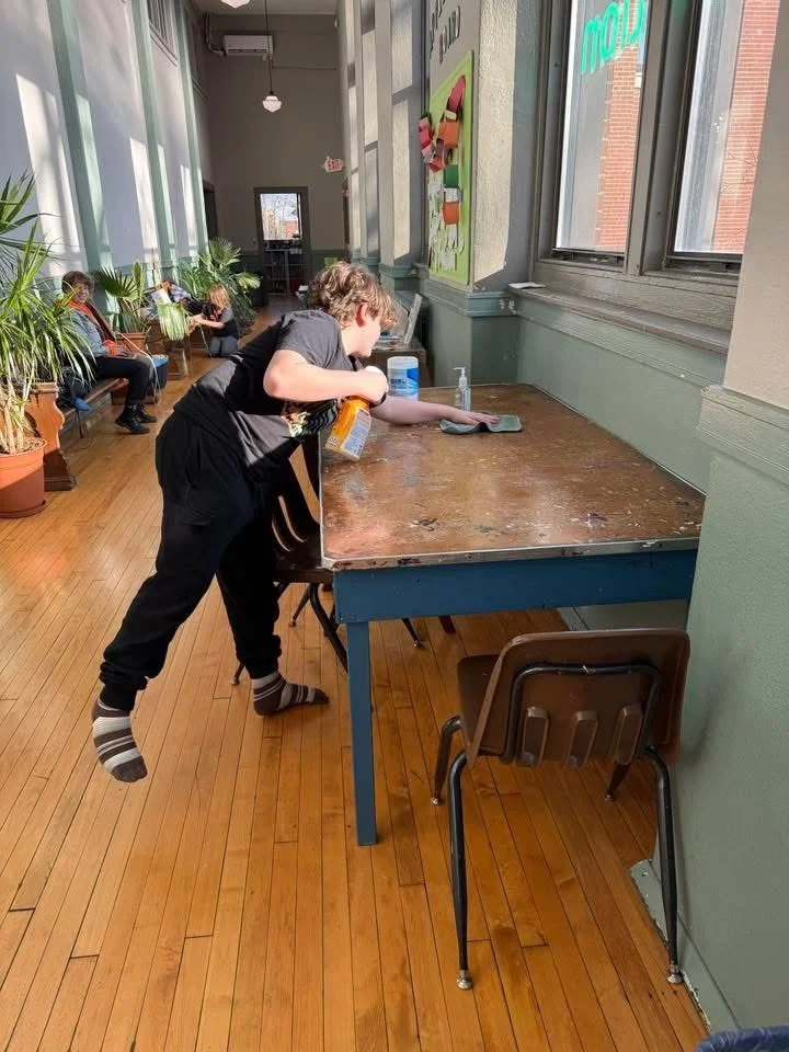 Did you know? Students take care of our school! 🧹 Saint Louis Sudbury School holds elections every two months for students to lead Chore Committee and anyone can join as a participating member. Students sign up for their chore each week and can ask 