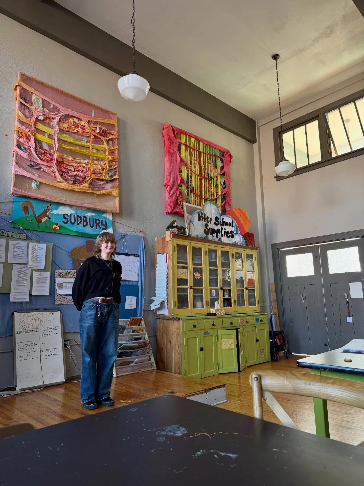 School Meeting moment! ⭐️ Twice a week Sudbury students and staff come together for school announcements, discussions, to make motions, and vote on rule changes, field trips, spending money on projects, inviting new volunteers, and more. Today we vot