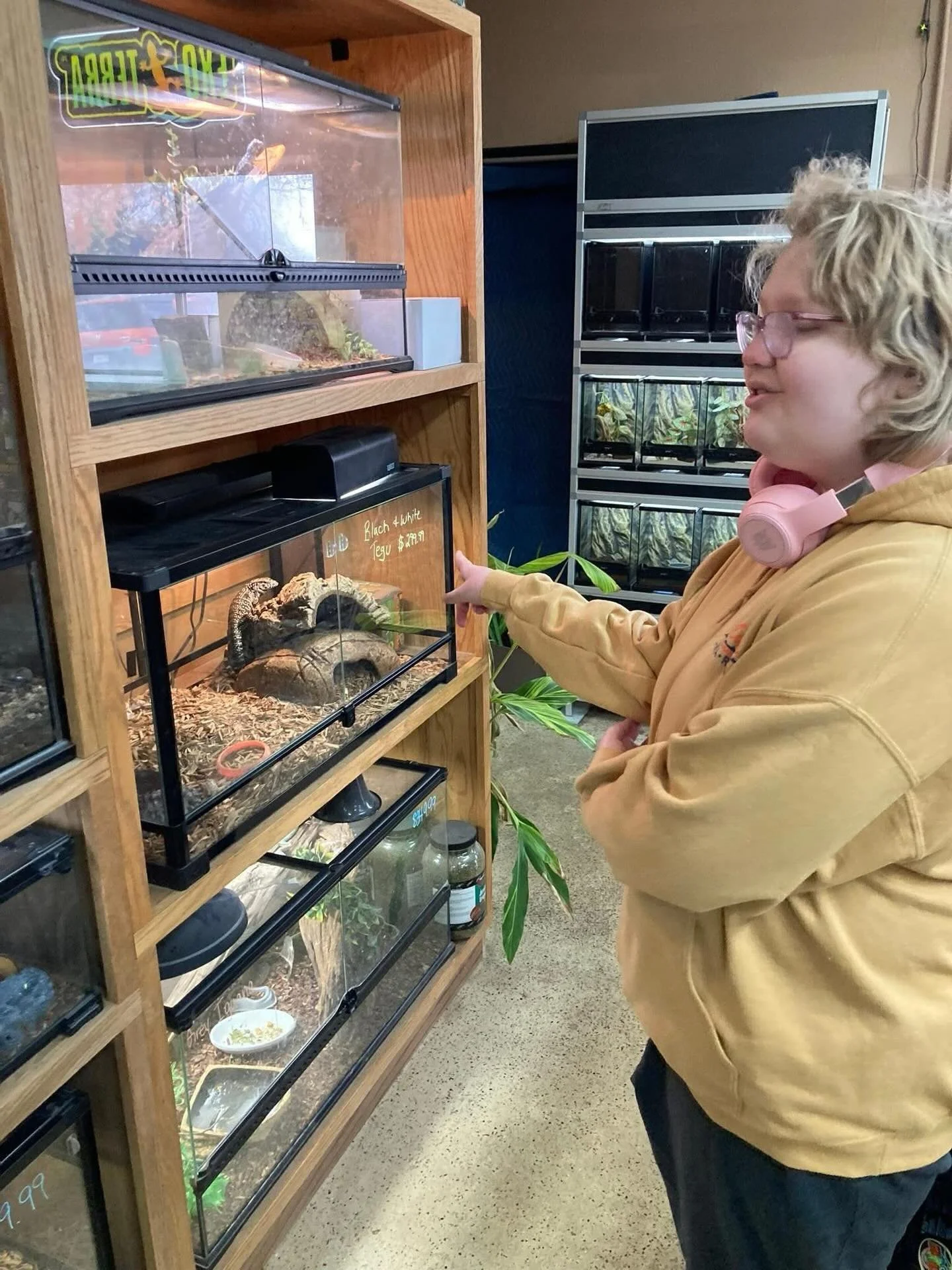 Sometimes it&rsquo;s helpful to look beyond Professor Google! 🦎 Sudbury students, staff, and volunteers had questions about caring for our gecko and got some great advice from the friendly staff at a local reptile store. Also, it&rsquo;s great pract