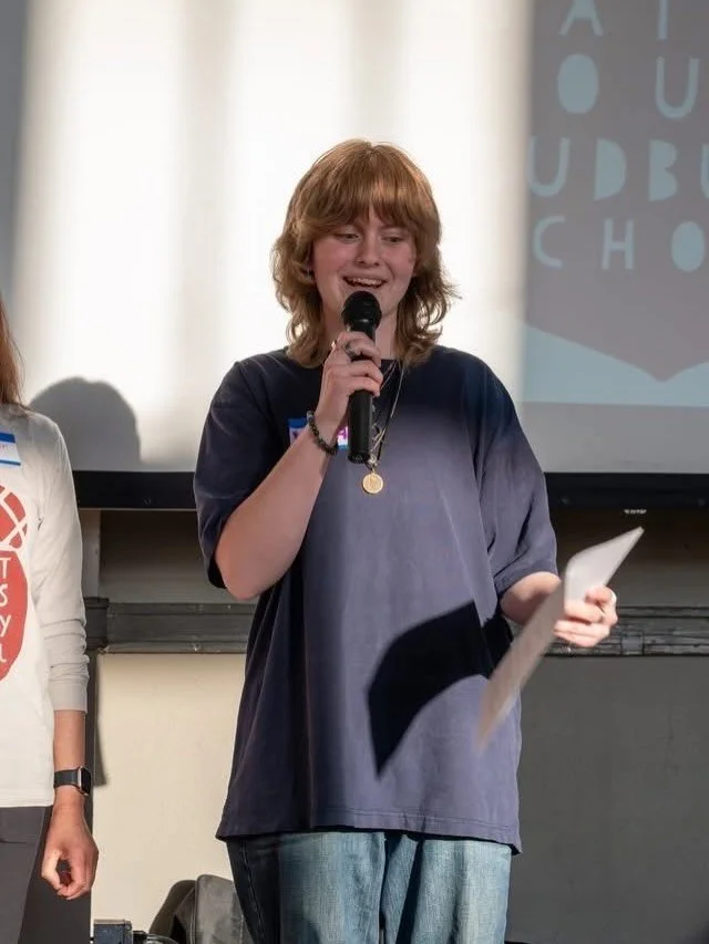 Public speaking in front of people of all ages is a regular responsibility at Saint Louis Sudbury School! These learning moments might look like a student facilitating and leading a Restoration Committee meeting (conflict resolution process among pee