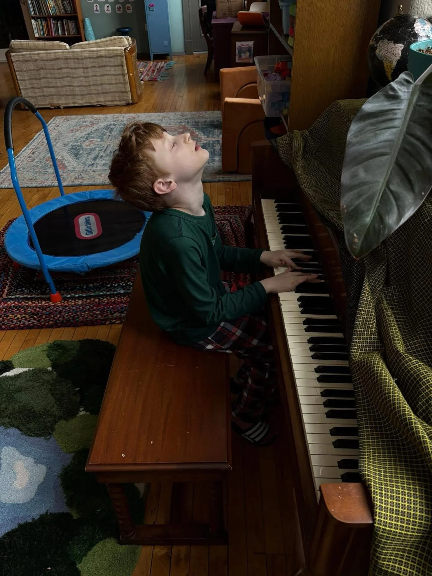 Learning music at Sudbury, a self-directed education community, can show up in many different ways! 🎸Some students:

🎵 Take lessons outside of Sudbury and choose on their own to practice at school.
🎵 Are self-taught via online resources and figure