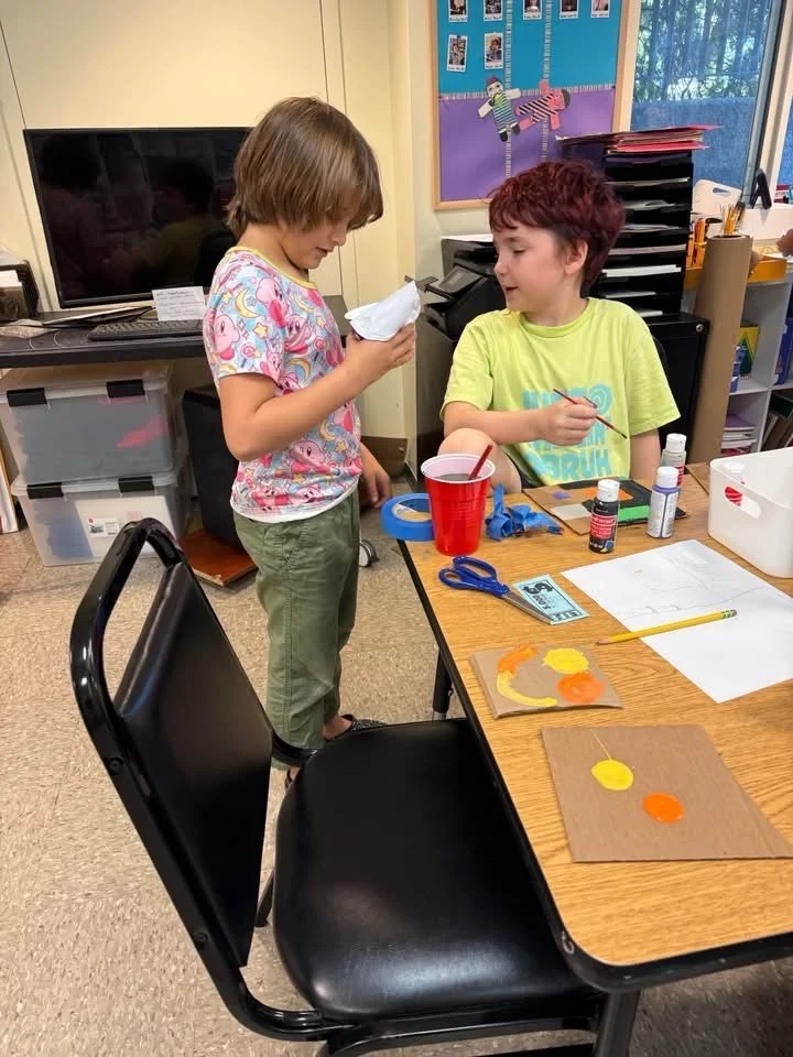 Sometimes you need a little reading help from a friend, adult volunteer, or staff member! 📚 Reading opportunities are everywhere at Saint Louis Sudbury School and it&rsquo;s great to see younger students asking for help and learning from older stude