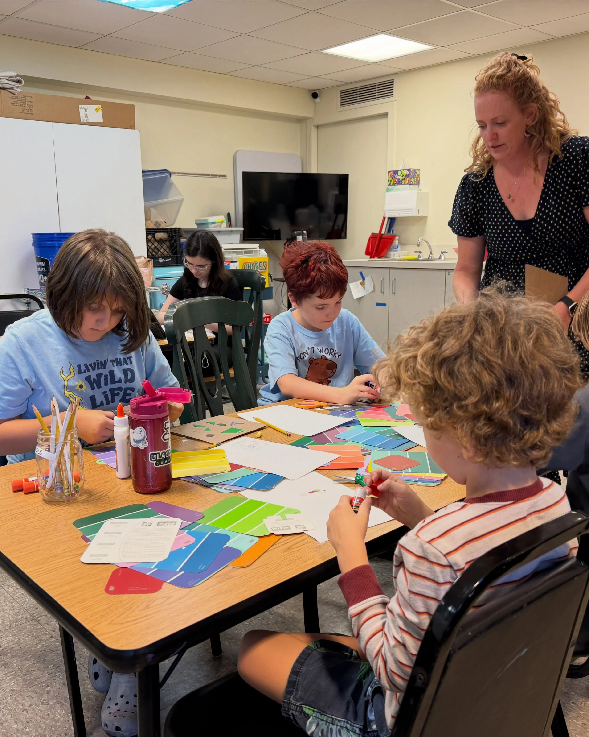 Sudbury students had fun with St. Louis teaching artist Andrea Tharian! We enjoyed exploring a mosaic project&mdash;sketching out a drawing, picking out paint chip colors, cutting paper, and gluing them onto our sketches. ✂️ Classes and workshops at 