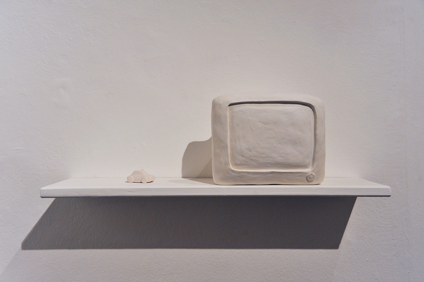 Volante , 2016, porcelain, cm2,5x5x3 and Televisore , 2016, porcelain, cm 16x20x14,5