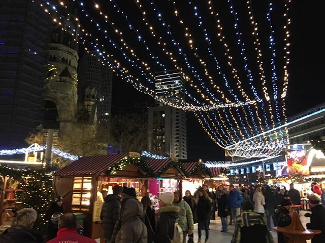 Hot chocolate with rum, pretty lights, old churches, the Waldorf, cute shopping stalls. What more can make this shot fun? #berlin #germany #travel #jetset #globetrotter #holidayseason