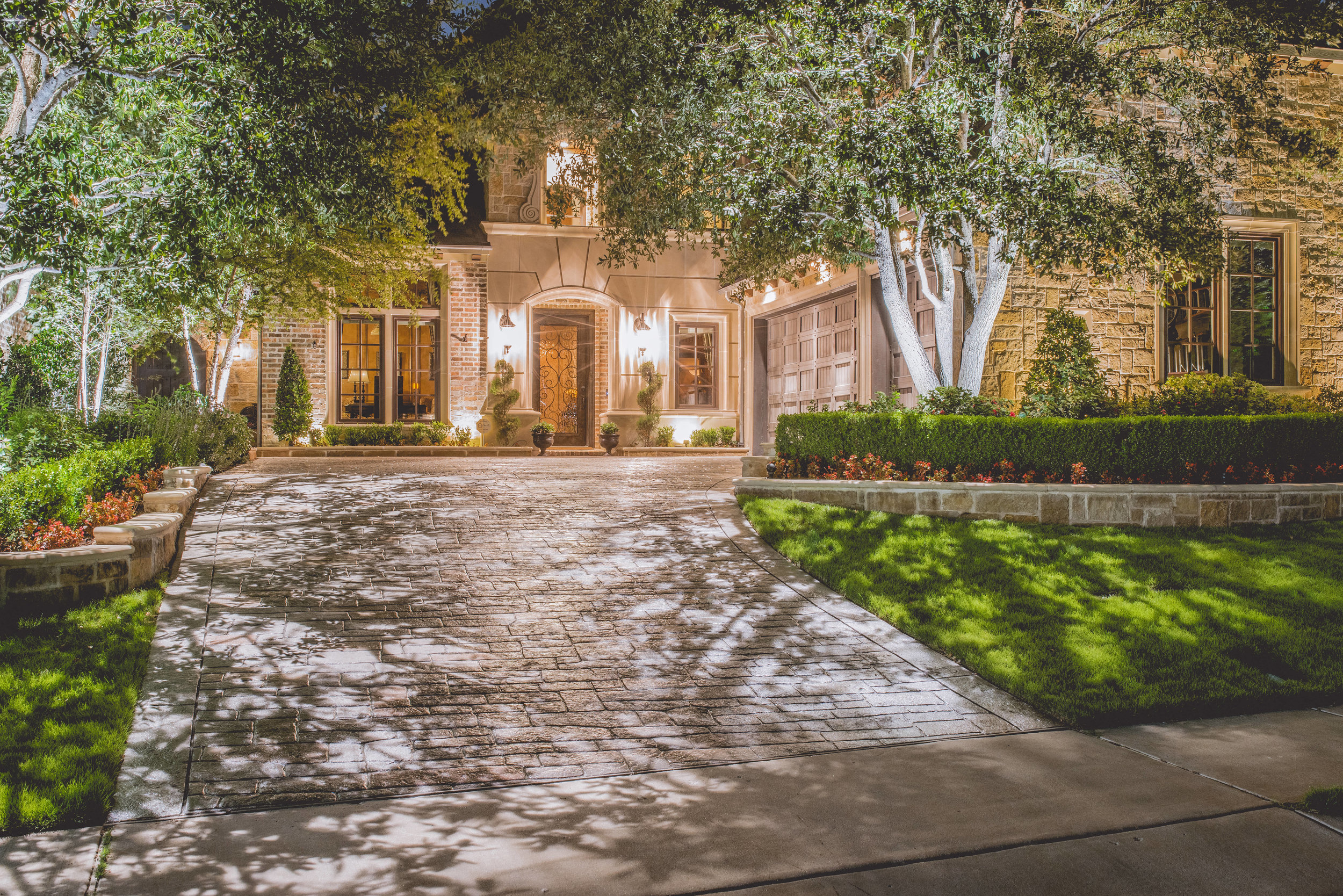 rsz_1front_yard_with_trees_night_from_street.jpg