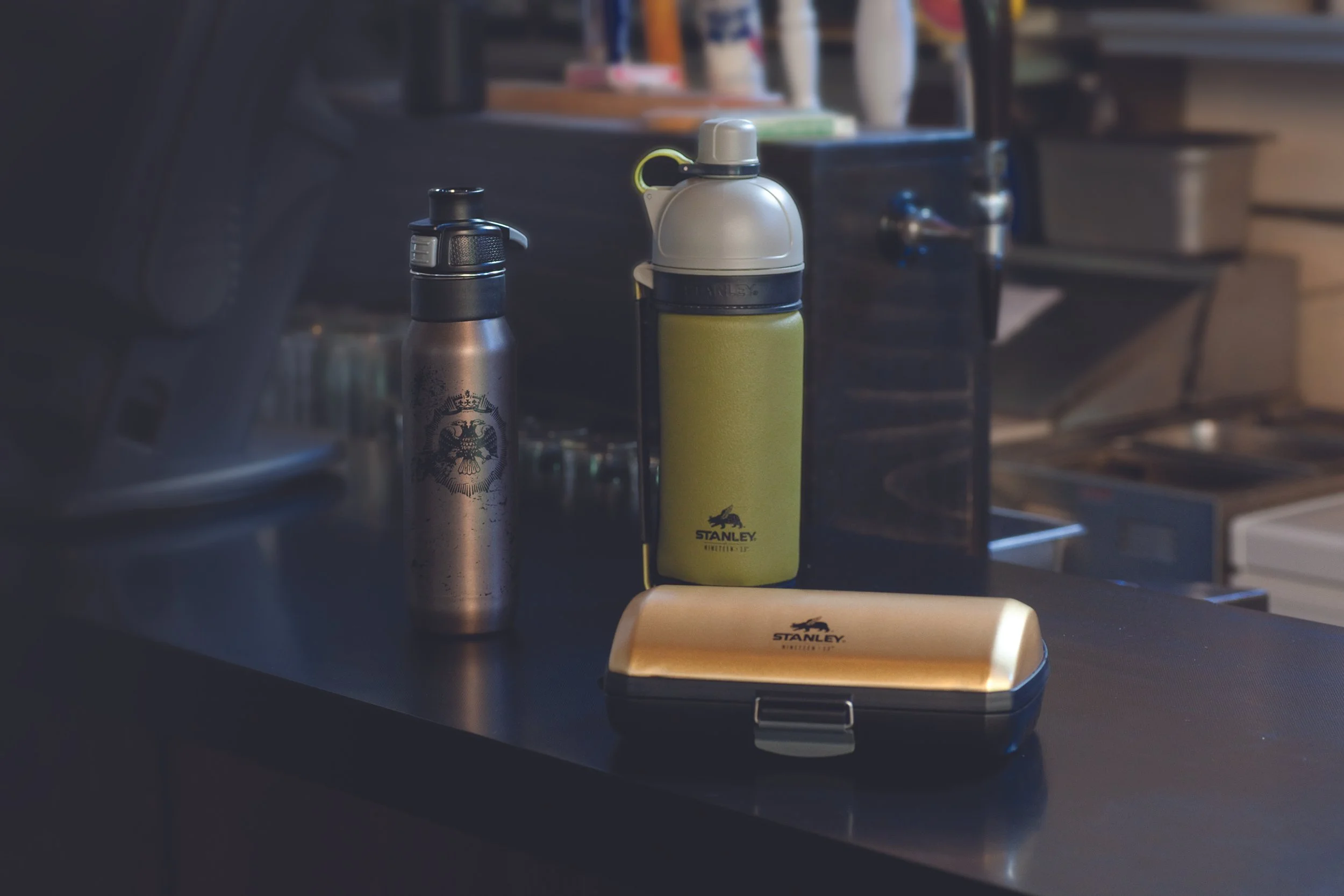 S_N13 Carb Bottle Lunch Case 1 Handed WB Bar Taps Behind_LIC_U.jpg