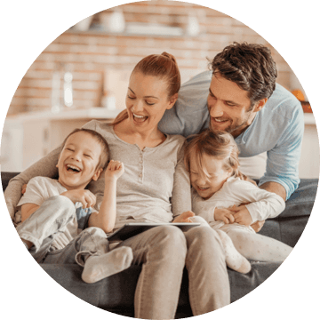 Familia Ionescu David (36), Elena (33), Matei (3) și Larisa (3) trăiesc într-o locuință inteligentă Loxone
