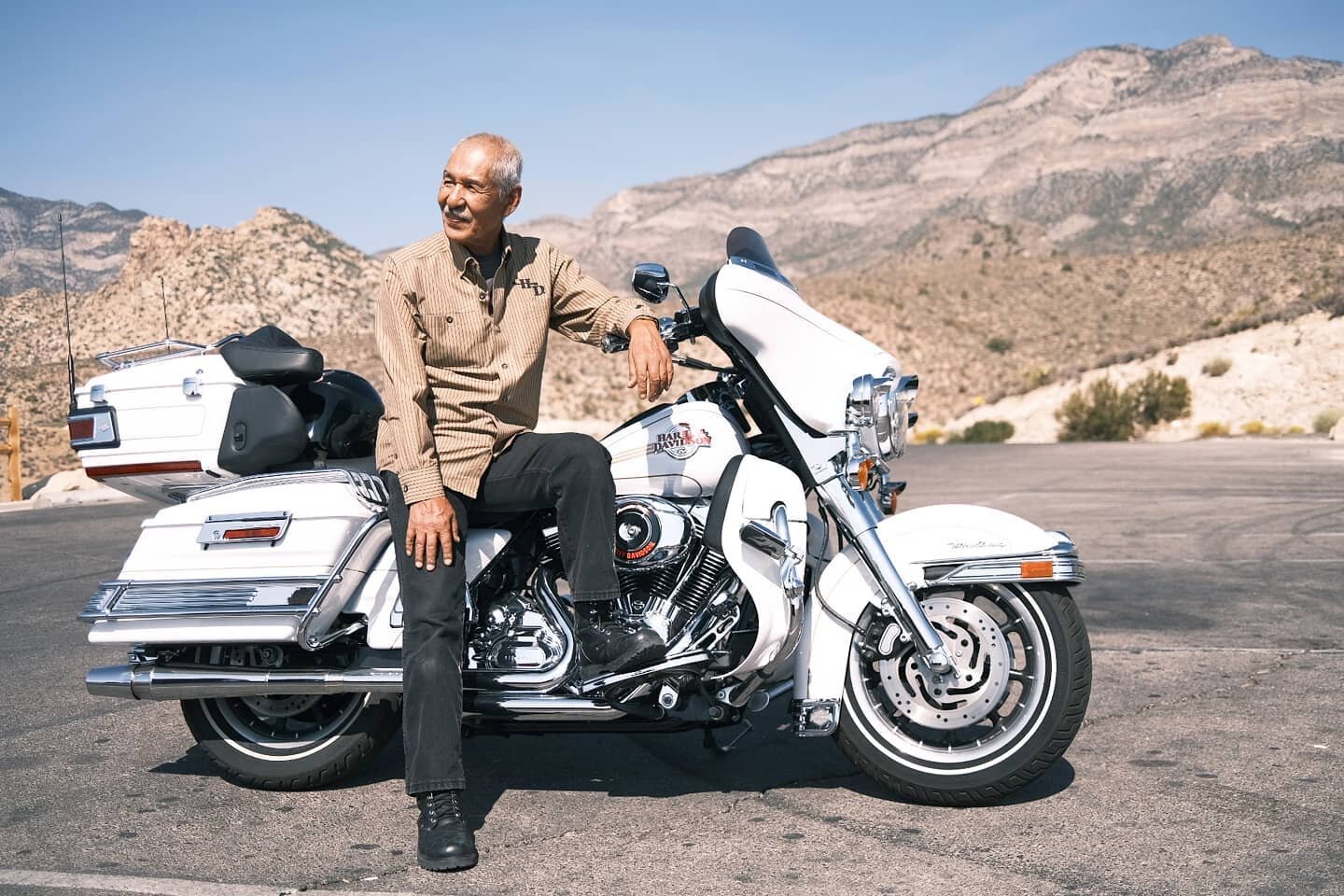 Raul was talking about one of his riding friends that introduced him to a coffee shop we went to. Lo and behold he was there and was down to ride with us through red rock!

Everyone meet Henry!