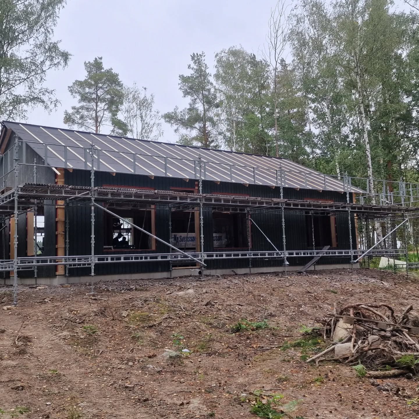 B&auml;sta v&auml;dret man kan &ouml;nska p&aring; en stommresning!☀️
Husv&auml;ggar p&aring; plats och papp p&aring; taket innan regnet kommer inatt 🏠