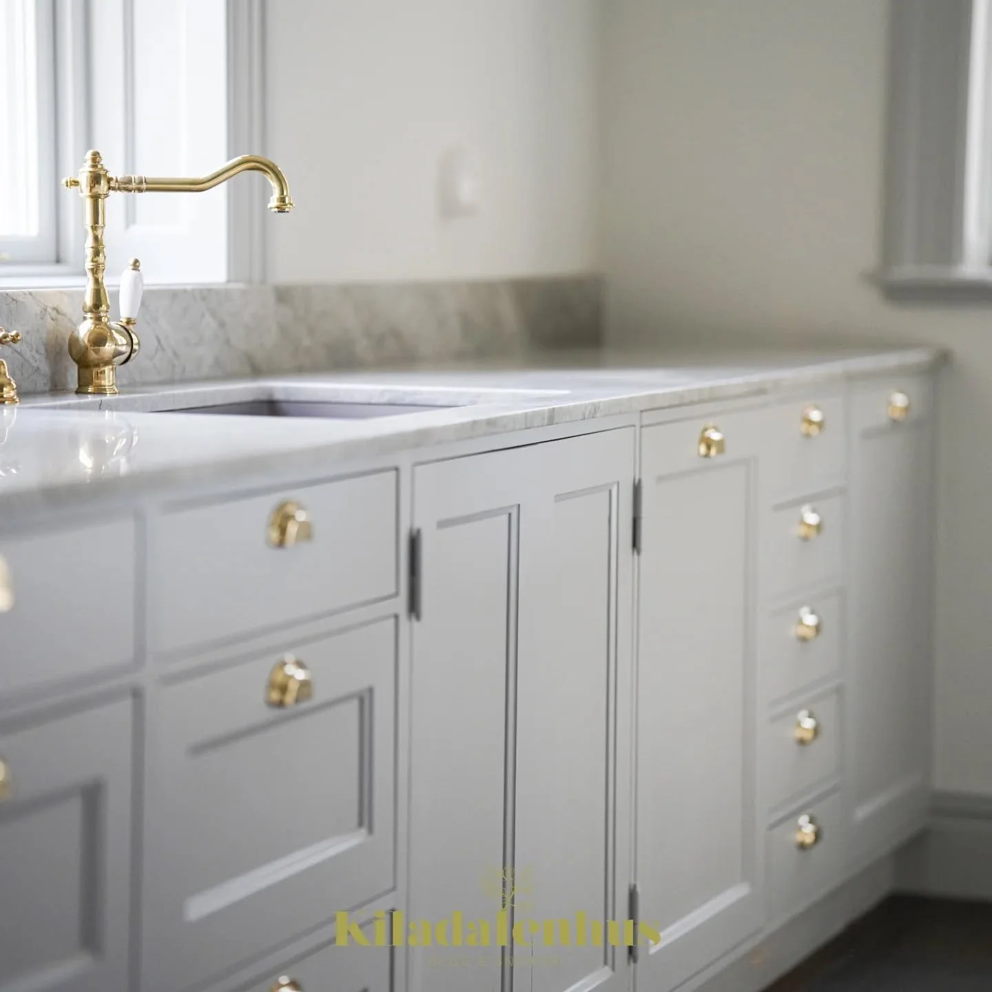 Ett axplock av de platsbyggda snickerierna som Thomas gjort till v&aring;rt senaste projekt

#snickerier#snickerik&ouml;k
#m&ouml;belsnickeri
#trapp