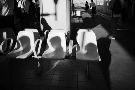 The shadows of businessmen waiting for a train are arranged in a rhythmical pattern on each of the benches in the morning platform. I think that this sight is seldom encountered. By chance, at the usual time, the weather is fine and the angle of light is right, and businessmen are lining up in order. This picture is a sight that I could not achieve if one of these elements were missing.