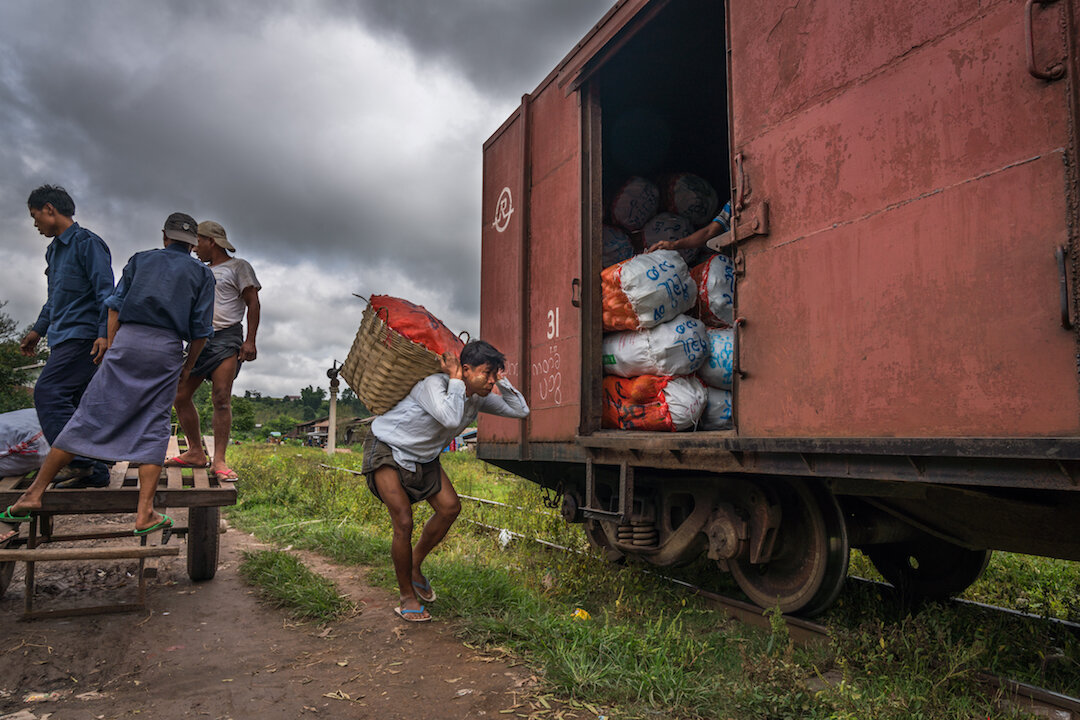 Loading&nbsp;produce, a train stop from Kalaw to Thazi