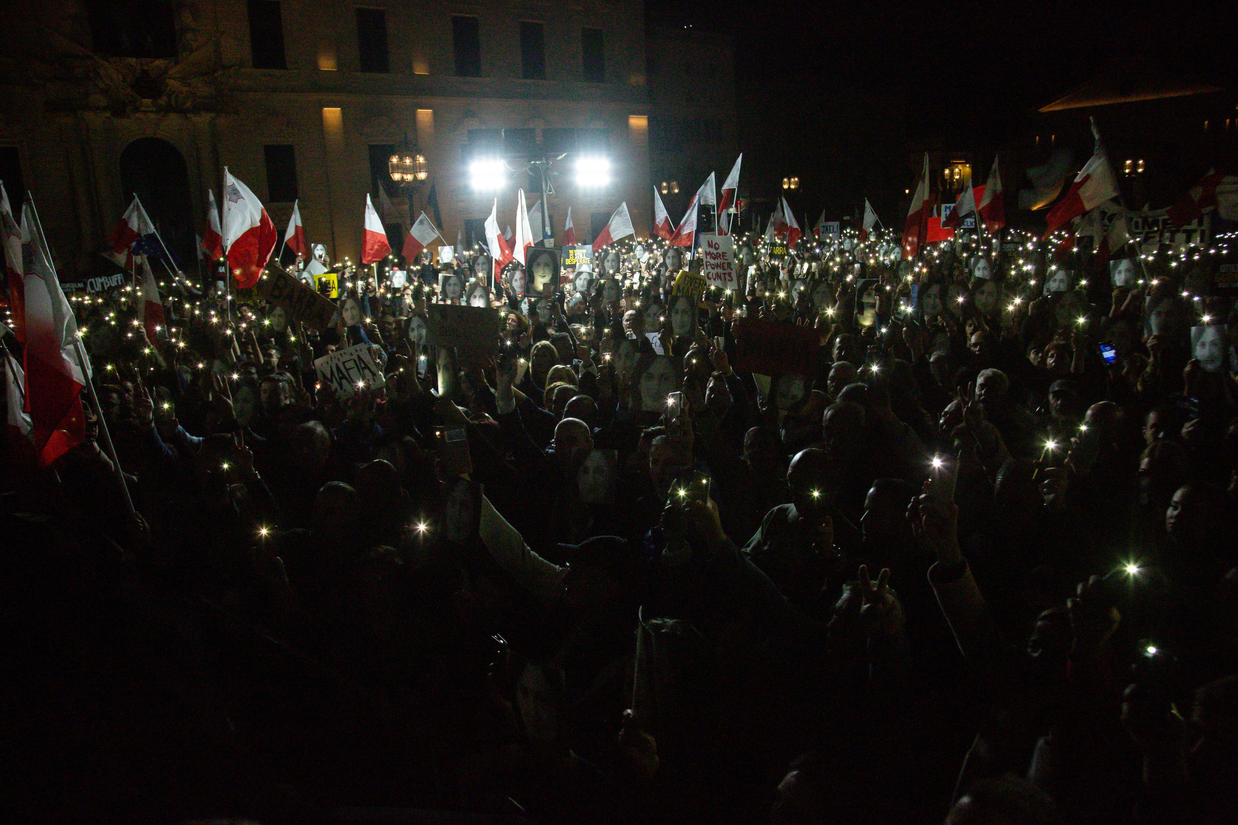 26 - 29 Nov 19 - Protestors Gather in Front of Castille the Prime Minister's Officer.jpg