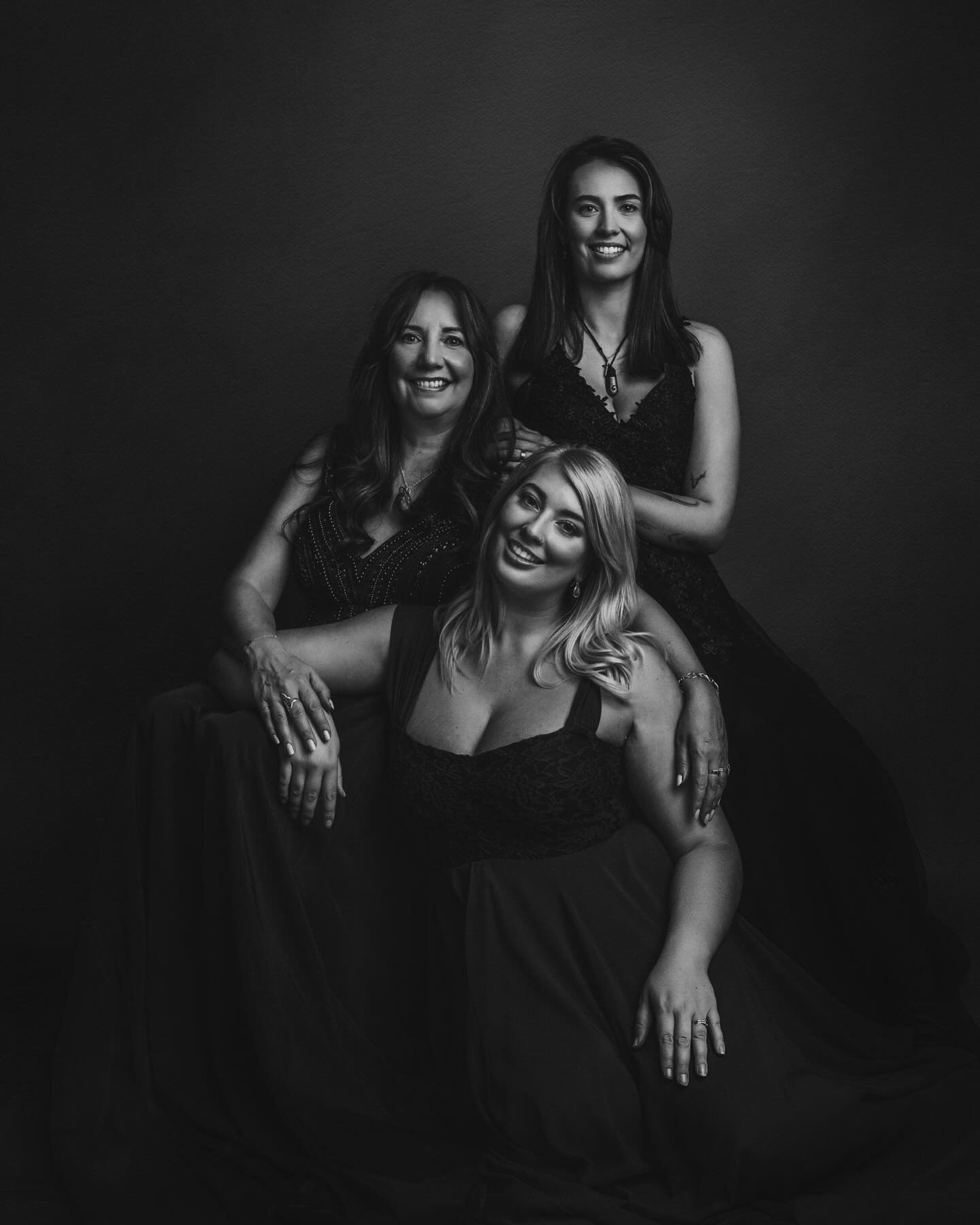 Vicki, Moni and Mikki looking stunning 🥰🤩 

Love having these beauties in the studio, seems to be a regular occurrence hehe 

@kaseygeorge_makeupartist