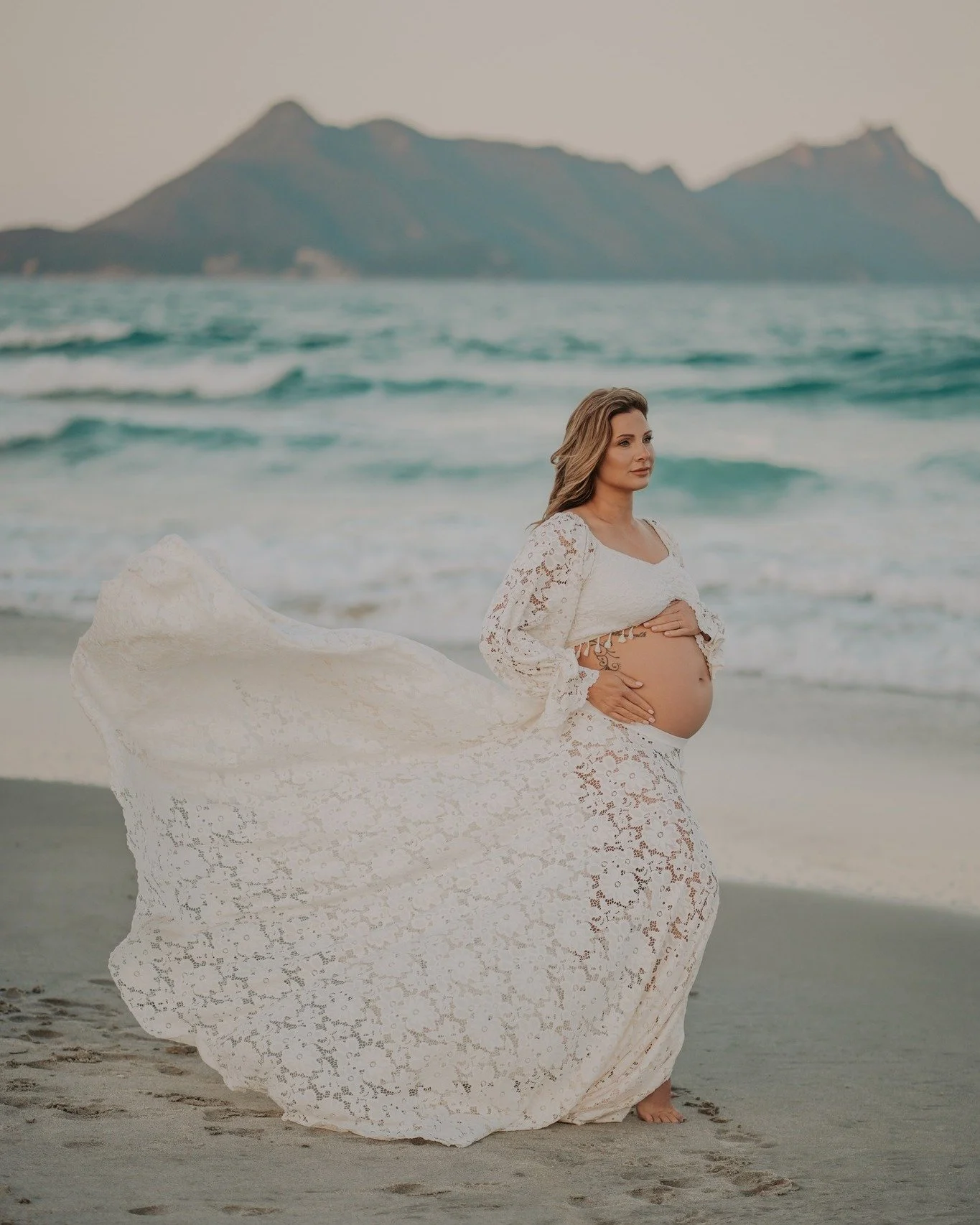 32 weeks and still chasing the adventure 

Helen absolutely glowing at Ruakaka Beach. From running miles to growing a little human, she&rsquo;s embracing every moment with strength &amp; joy.
Motherhood already looks incredible on you chick!

Make up