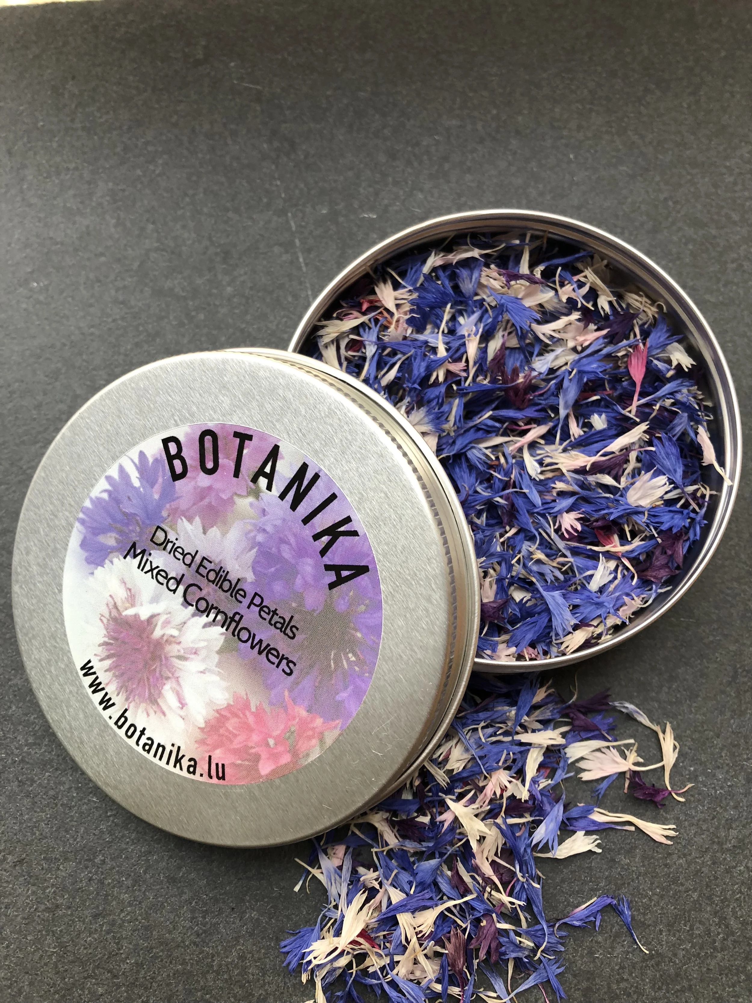 REF:22 ‘centaurea cyanus’ bleuet (mixte séché), dried mixed cornflowers petals flower petals can be scattered over salads, cakes. add a spicy tone to rice, pancakes or in summer drinks.