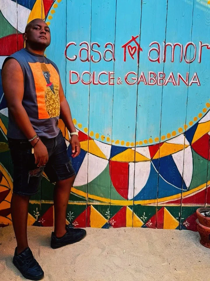 Much ❤️ to 🏡❤️ @casa_amor__ ST. TROPEZ

#whereisthemba❓ #summer25

📸: @jeannelbne