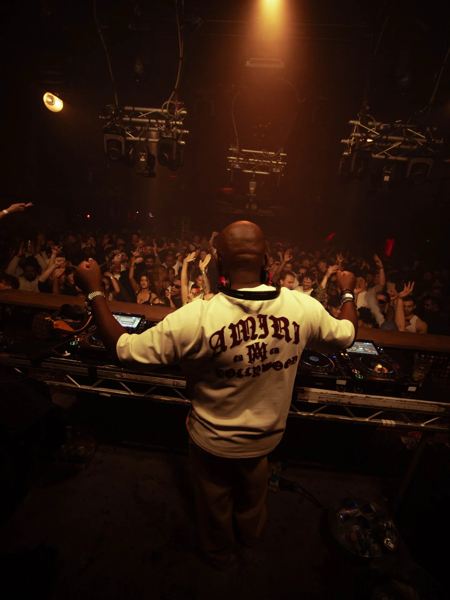 FABRIC 🇬🇧 gave me the keys to Room 1 for a 6hr take over! Can&rsquo;t believe you stayed with me for the full 6hrs until they kicked us out! London I love you ❤️🪩

10 Slides of love! S/o to @kilimanjaromusic for crushing room 2 🫡

&clubs;️: @fabr