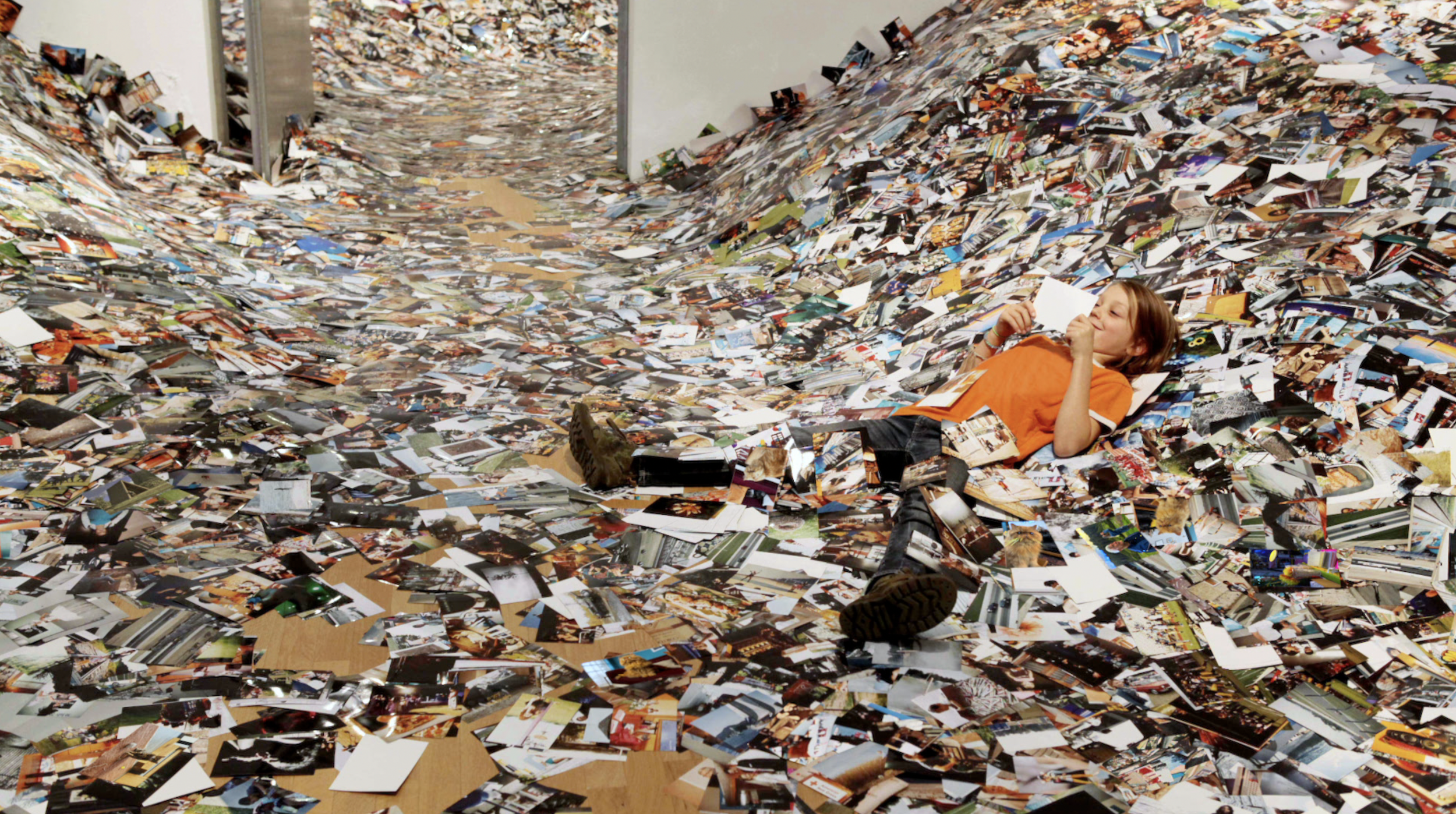 Apple 'Meet Iphone 17e' - Dir : Elliott Power