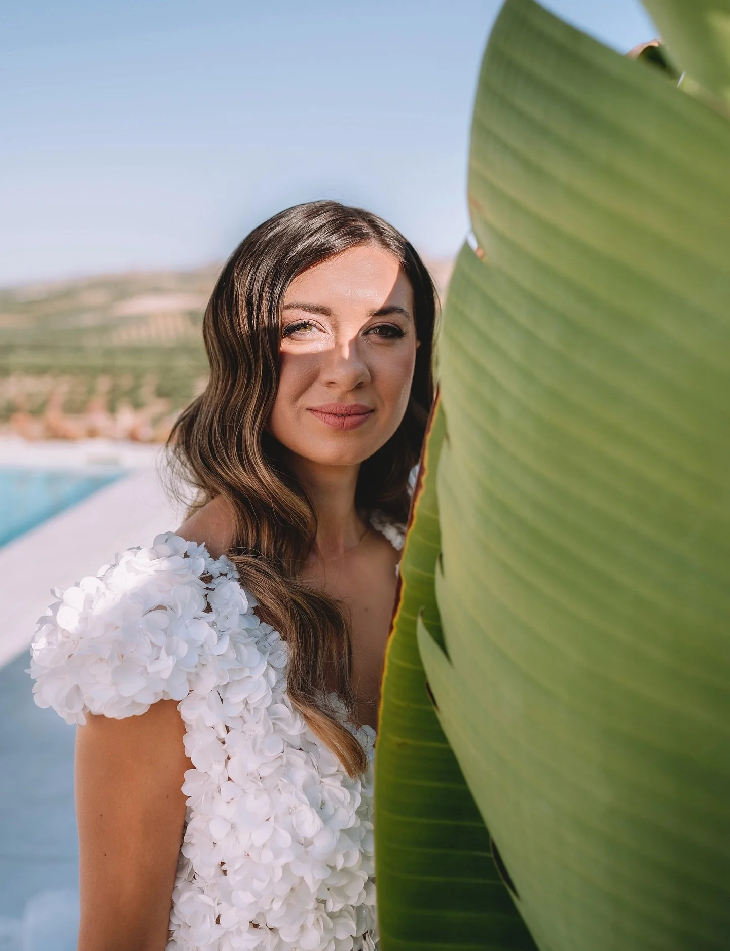 Parte de los preparativos de Nazaret, que no pod&iacute;a ir m&aacute;s radiante!! 😍🔥

💇🏻&zwj;♀️ @semsconcept @joselusems 
💄 @raqueelperezzz_ 
💐 @floristeriaramos 
💍 @joyeria_crismon 
📍 @cortijomadrono 
📸 @juanjogarciaphoto 
🎥 @joselechugav