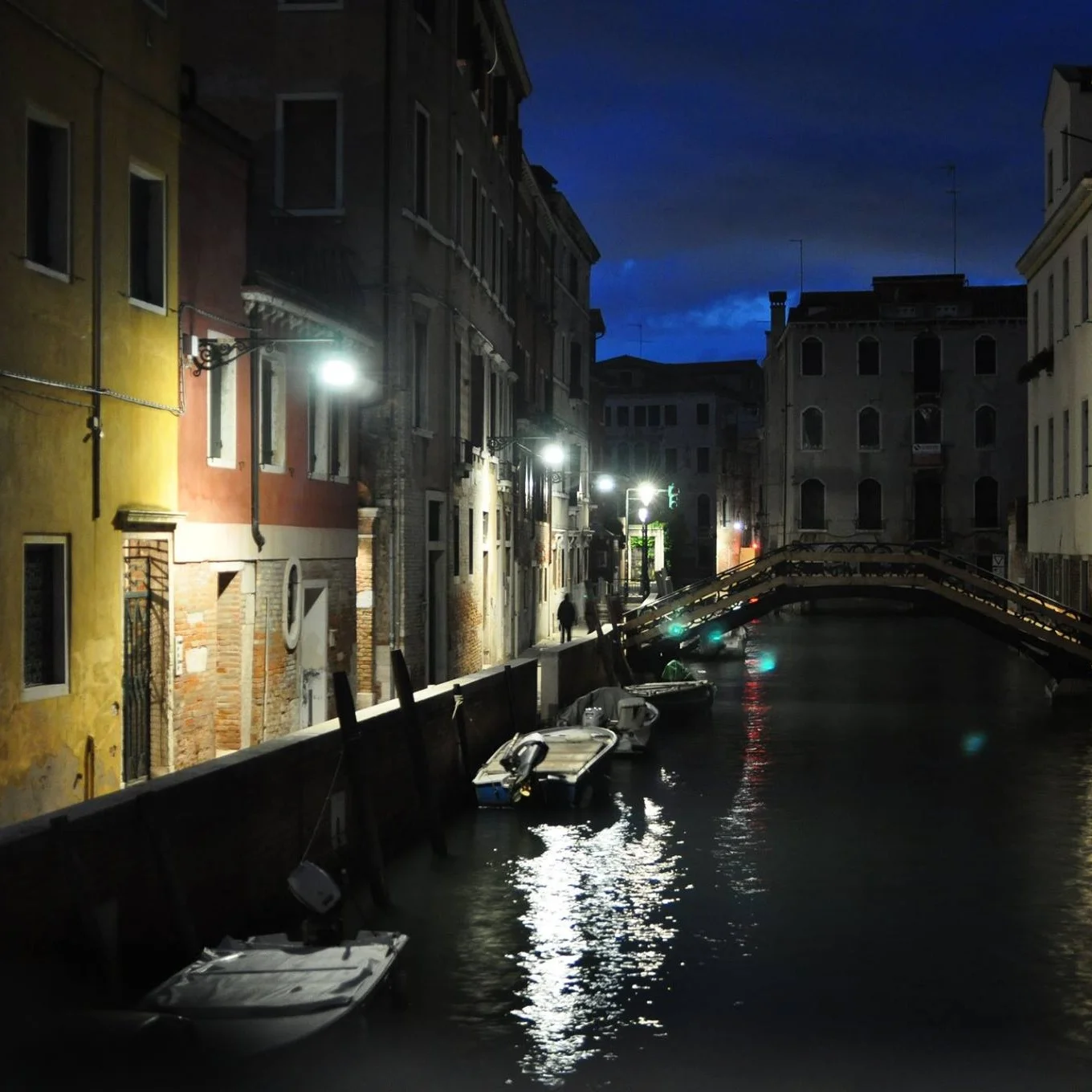 Moody Venice at night. Husby and I spent 3 weeks in Italy on honeymoon, where I ate butter and sage ravioli at least once a day and gained a dress size at least once a week #noregrets