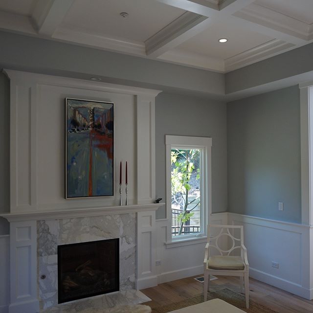I love the beamed ceiling of this living room and the light blue walls. It's just so beautiful.
#beamedceiling #livingroom #livingroomlove #fireplacelove