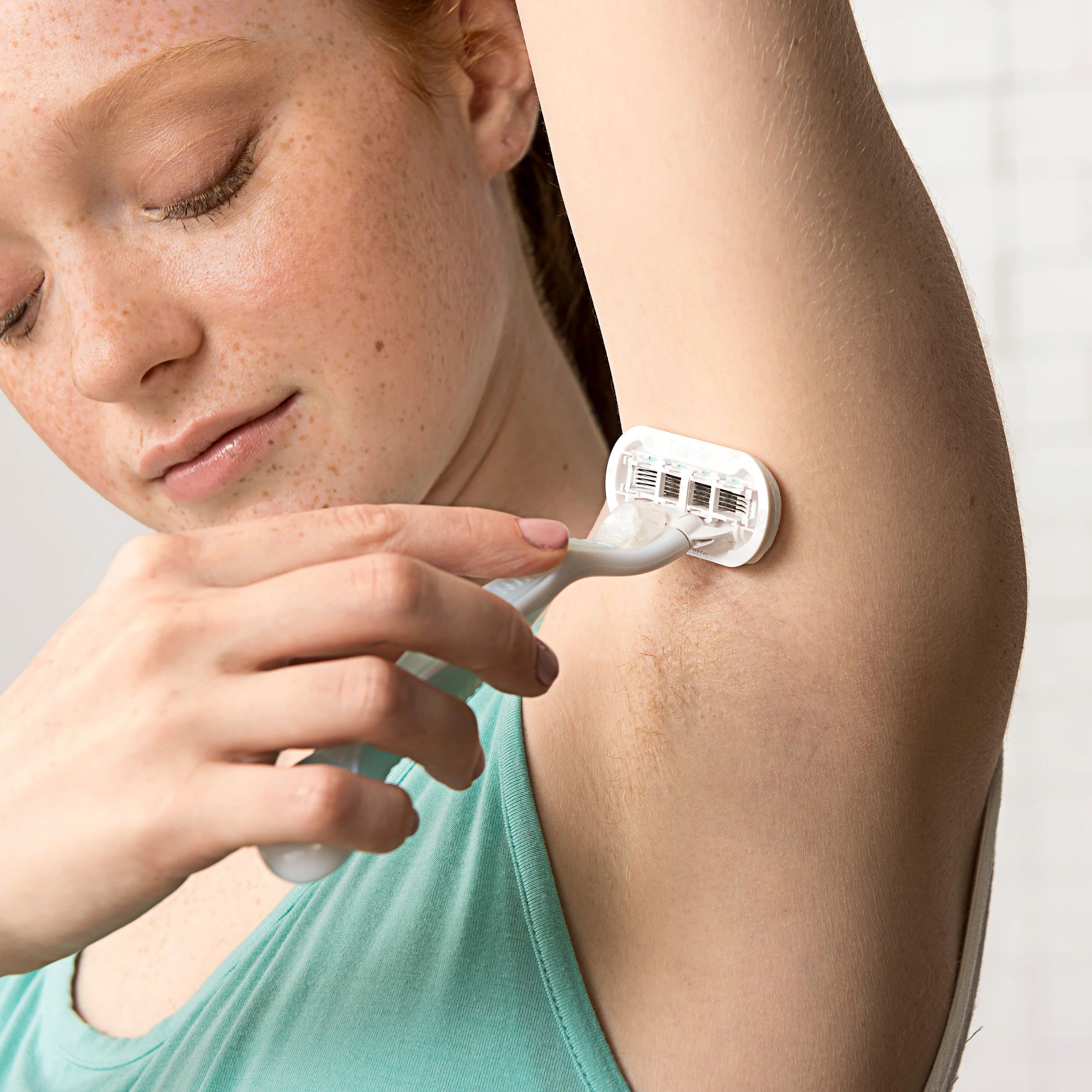 VENUS_SENSITIVE5BLADE_underarm in use.jpg