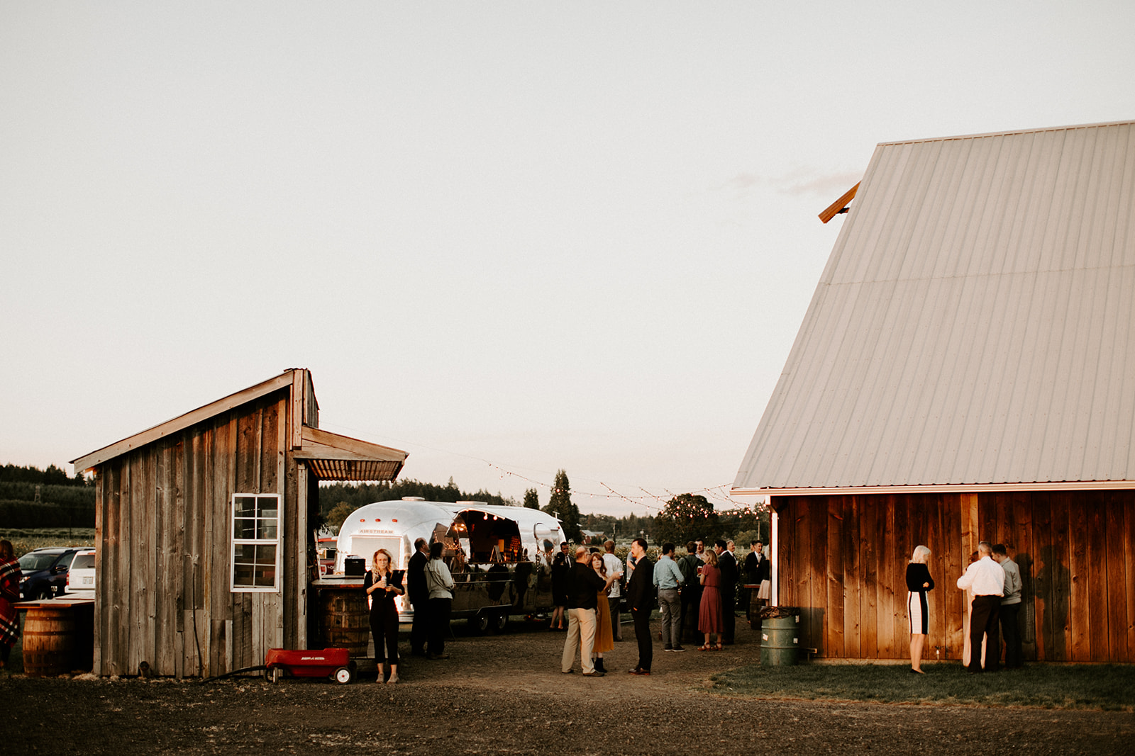 ButlerBarnPortlandOregonWeddingSarahandStephenDawnCharlesPhotographer-1091.jpg