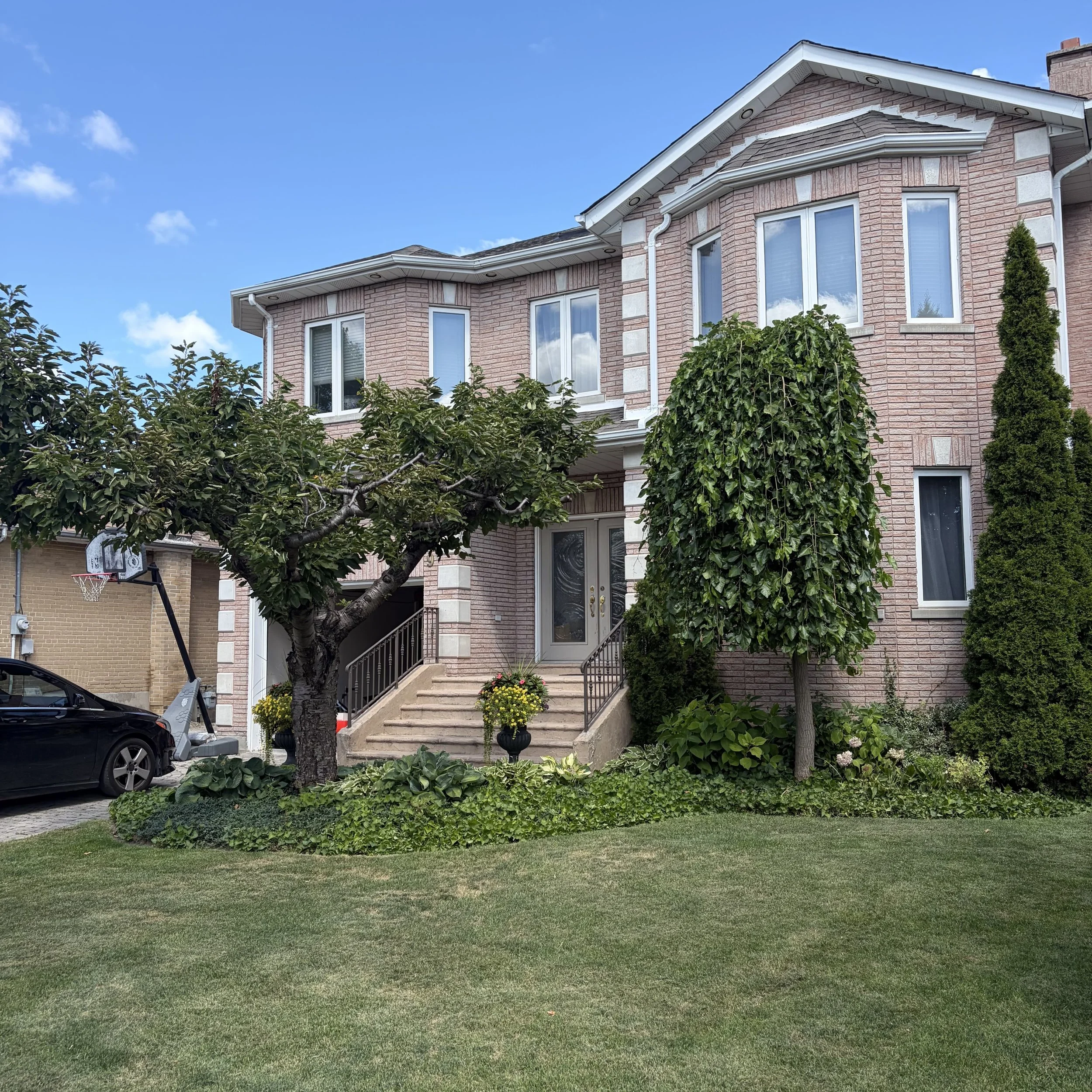 Downsizing Sale of a Bathurst Manor Home
