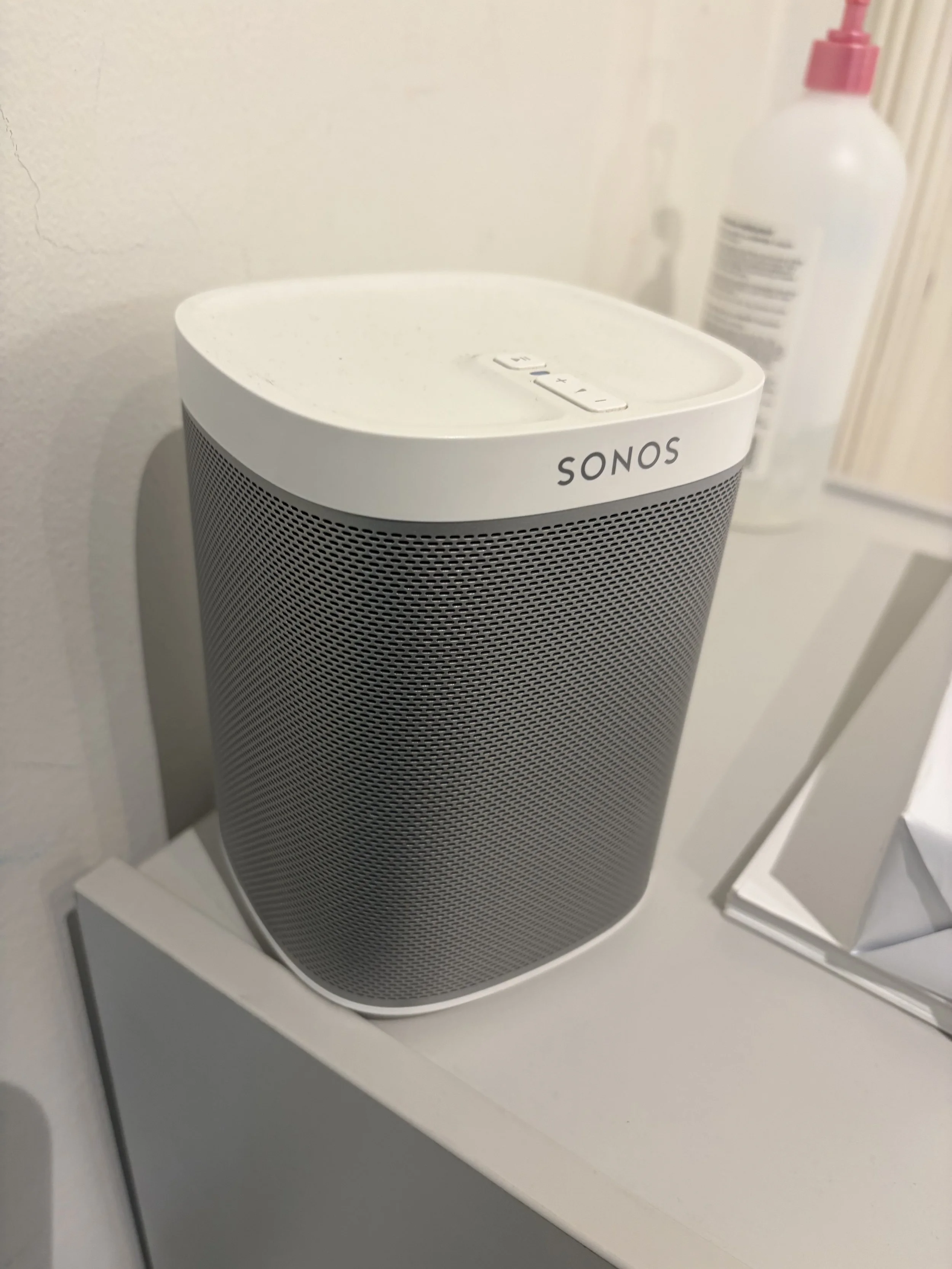 7 x Sonos Play 1 Speakers (2 White, 5 Black)