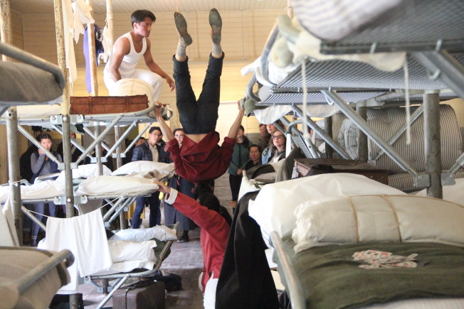 The dancers performed in the dormitory of the Angel Island Immigration Station. (Reporter Li Wei Photography)