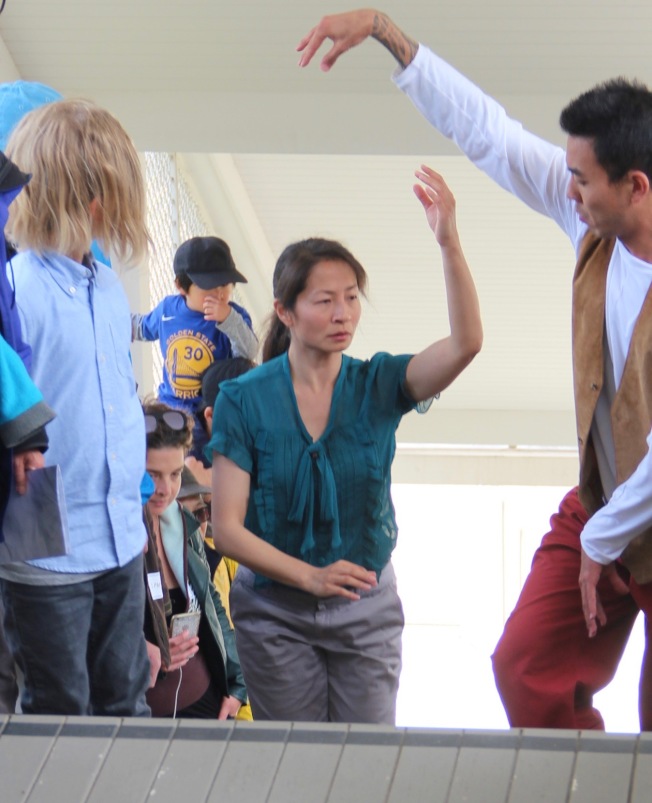 Lenora Lee (pictured) performed dance on the island of Angel Island. Without the stage, the audience stood by her side. (Reporter Li Wei Photography)