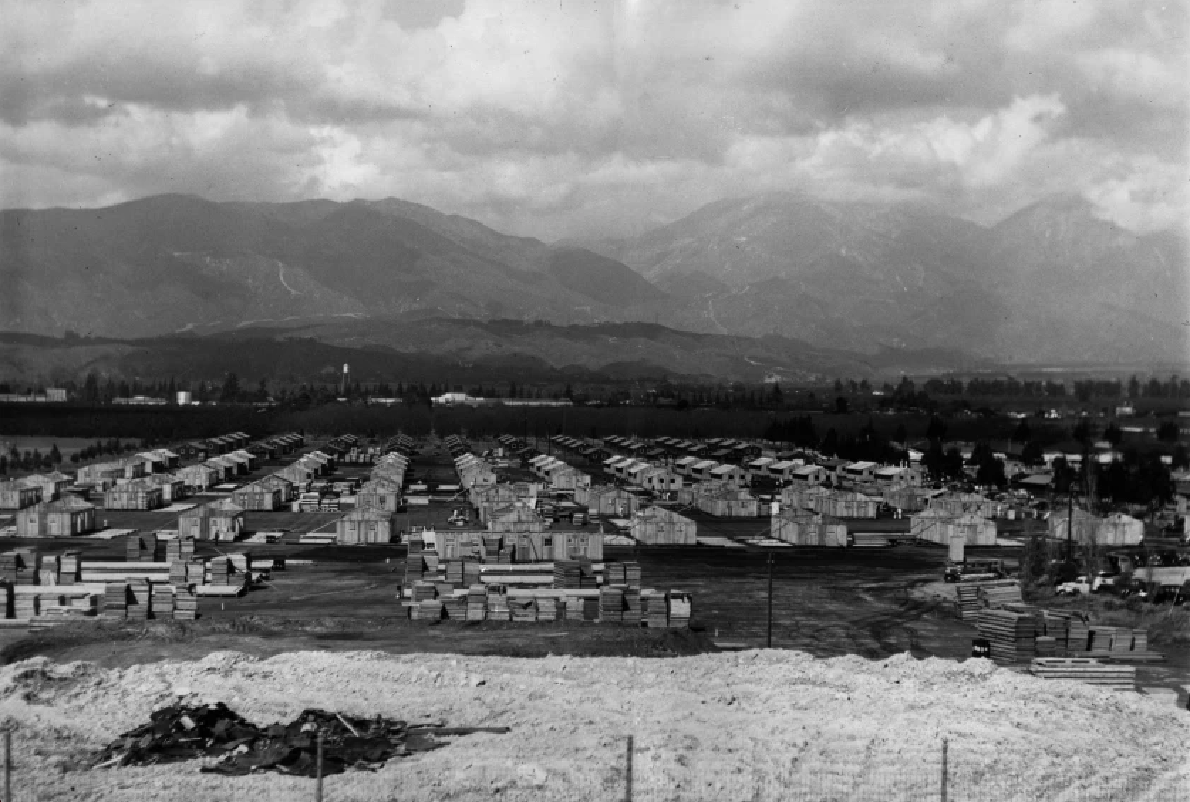 Op-Ed: Migrant children are being sheltered at Pomona’s Fairplex. It’s not the first time the fairgrounds has housed detainees (Los Angeles Times)