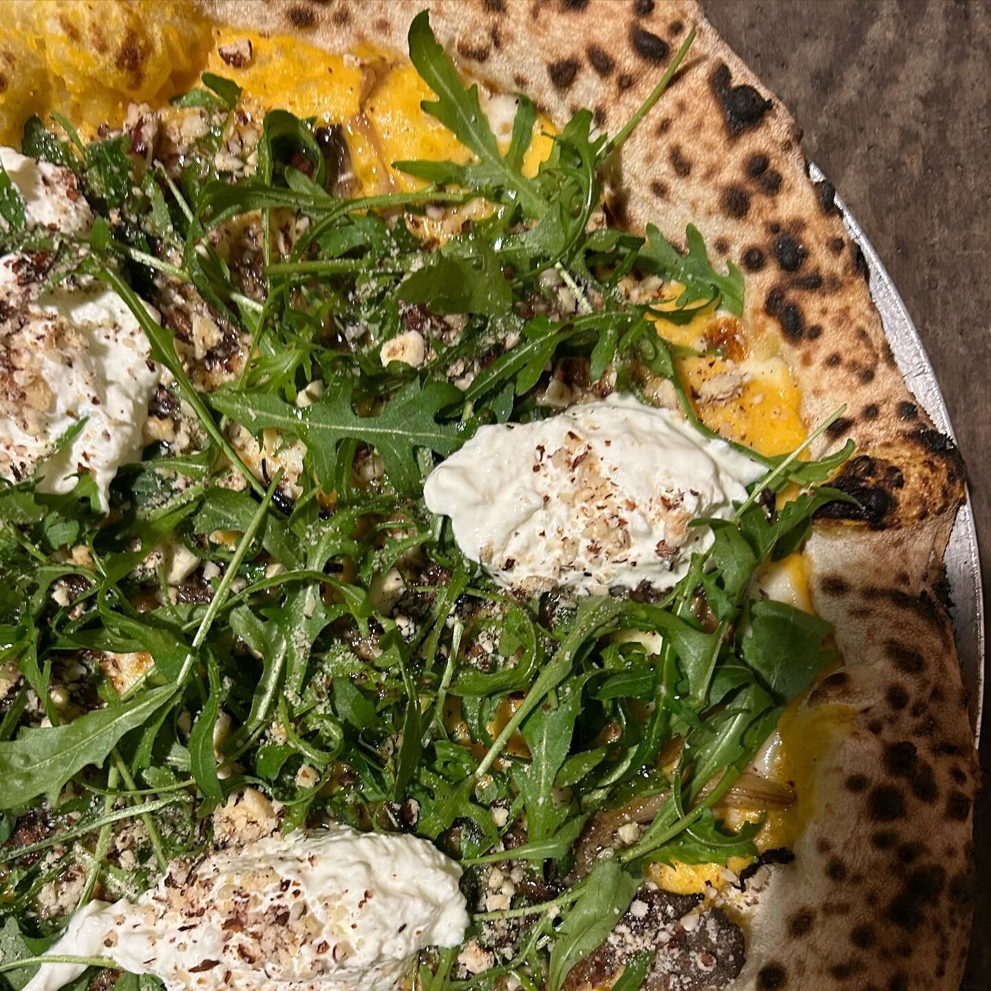 Sapore Autunnale 🍁😍🇮🇹🍕

&bull; Base Cr&eacute;me de Butternut 🧡
&bull; Pleurotes saut&eacute;es 🍄
&bull; Stracciatella de Burrata 🇮🇹
&bull; Eclats de Noisettes 🐿️
&bull; Roquette 🌿 
&bull; Huile d&rsquo;olive EVO 💚 

A d&eacute;guster sur