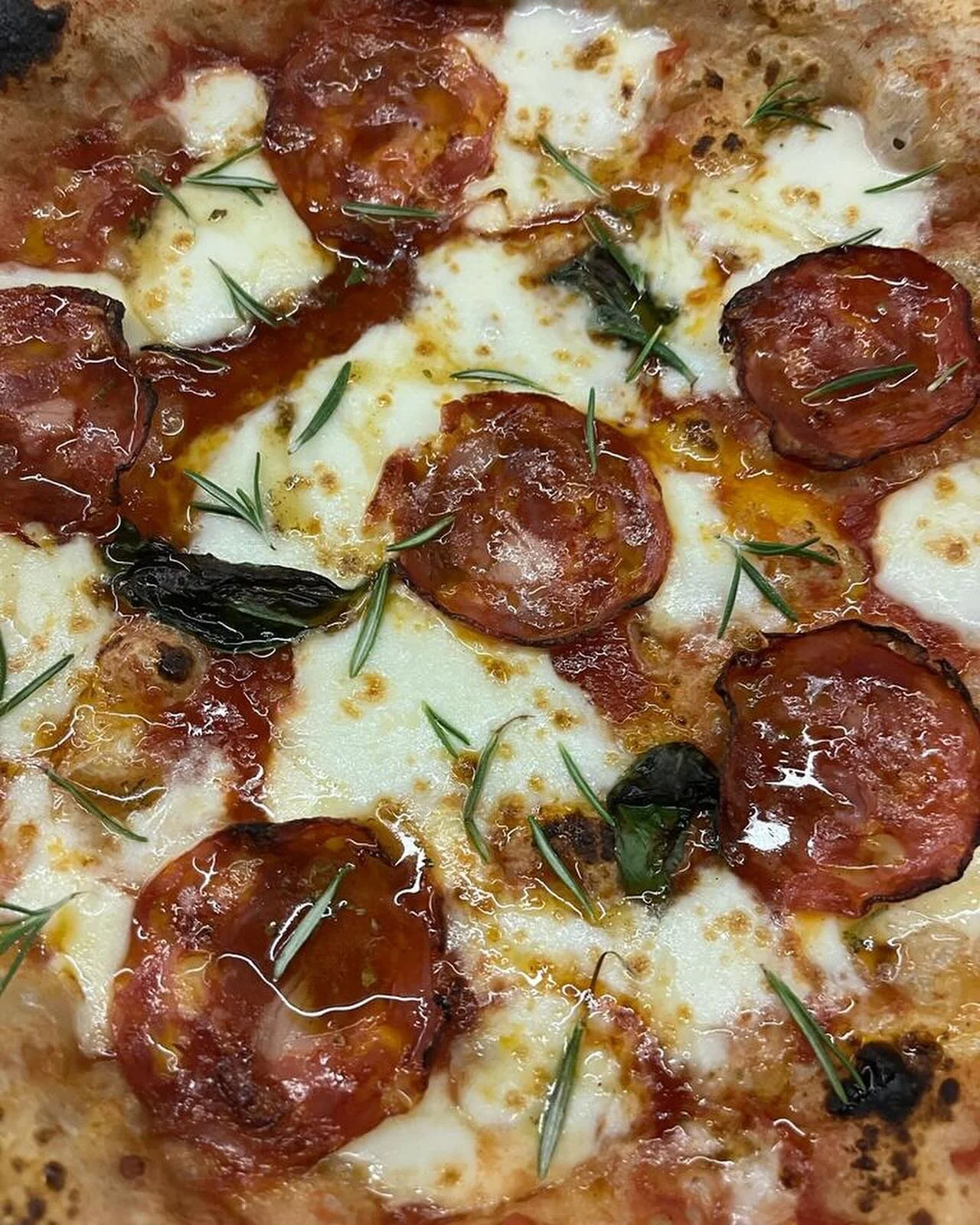 Spicy &amp; Piccante 😍🇮🇹🍕

&bull; Tomates pel&eacute;es San Marzano DOP 🥫
&bull; Mozzarella Fior di Latte 🇮🇹
&bull; Salame Piccante 🌶️
&bull; Spicy Honey 🍯 
&bull; Fresh Rosemary 🌿
&bull; Huile d&rsquo;olive EVO 💚 

A d&eacute;guster sur p