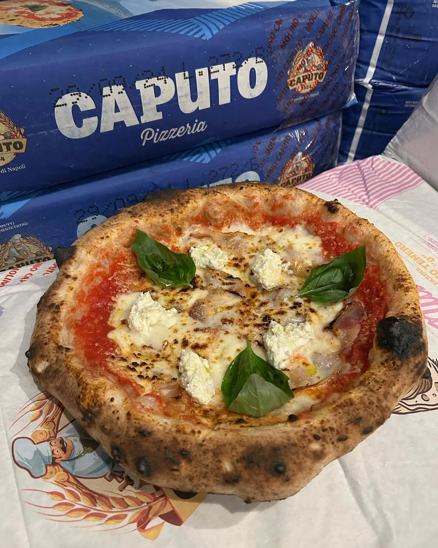 We are Back 😍🇮🇹🍕

&bull; Tomates pel&eacute;es San Marzano DOP 🥫
&bull; Mozzarella Fior di Latte 🇮🇹
&bull; Parmigiano Reggiano AOP 18 mois 💟
&bull; Gorgonzola 🩵
&bull; Ricotta di Bufala 🐮
&bull; Guanciale (Lard italien) 🐷
&bull; Huile d&rs