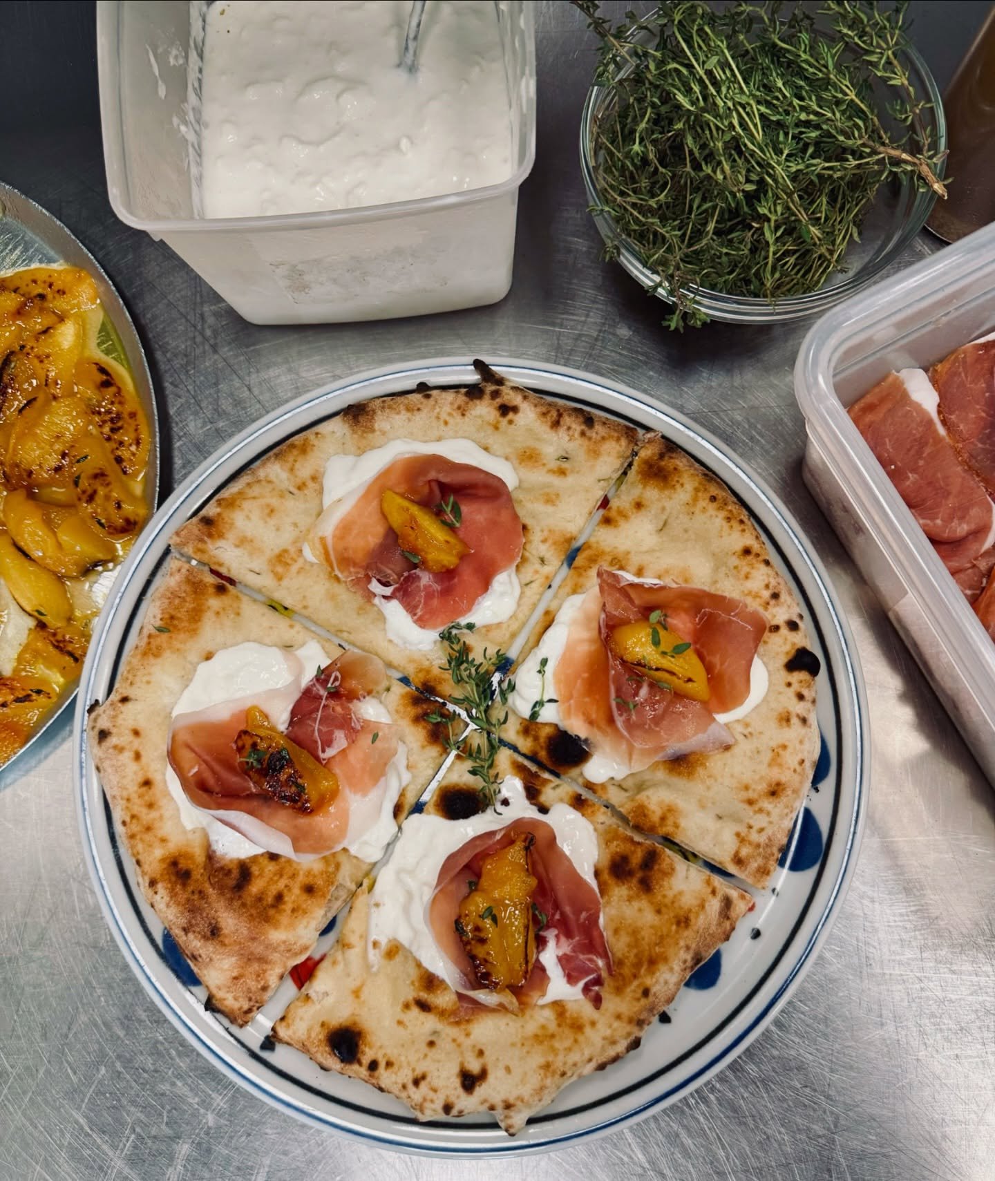 La pizza du moment 🥰 &agrave; partager ou non!

💛Pizza Bread
🍑P&ecirc;ches r&ocirc;ties au miel 
🤍Stracciatella
🐷Jambon cru de Parme AOP 16 mois
🌿Thym citronn&eacute; 
🫒Huile d&rsquo;Olive EVO

📍 Dispo chez Trallalla Anglet, Hangar della dolc