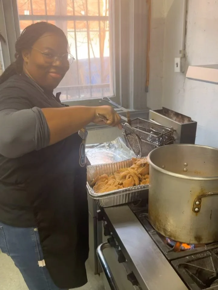 ❤️Today Social Change volunteers had the honor of serving alongside Kenwood United Church @kenwooducc_chicago in their soup kitchen and it is truly more than a soup kitchen. This is real homemade food made with care and intention.

Even with two of o