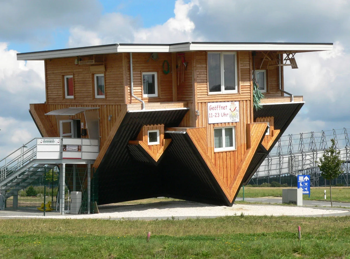 1200px-Bispingen_verrücktes_Haus_auf_dem_Kopf.jpg