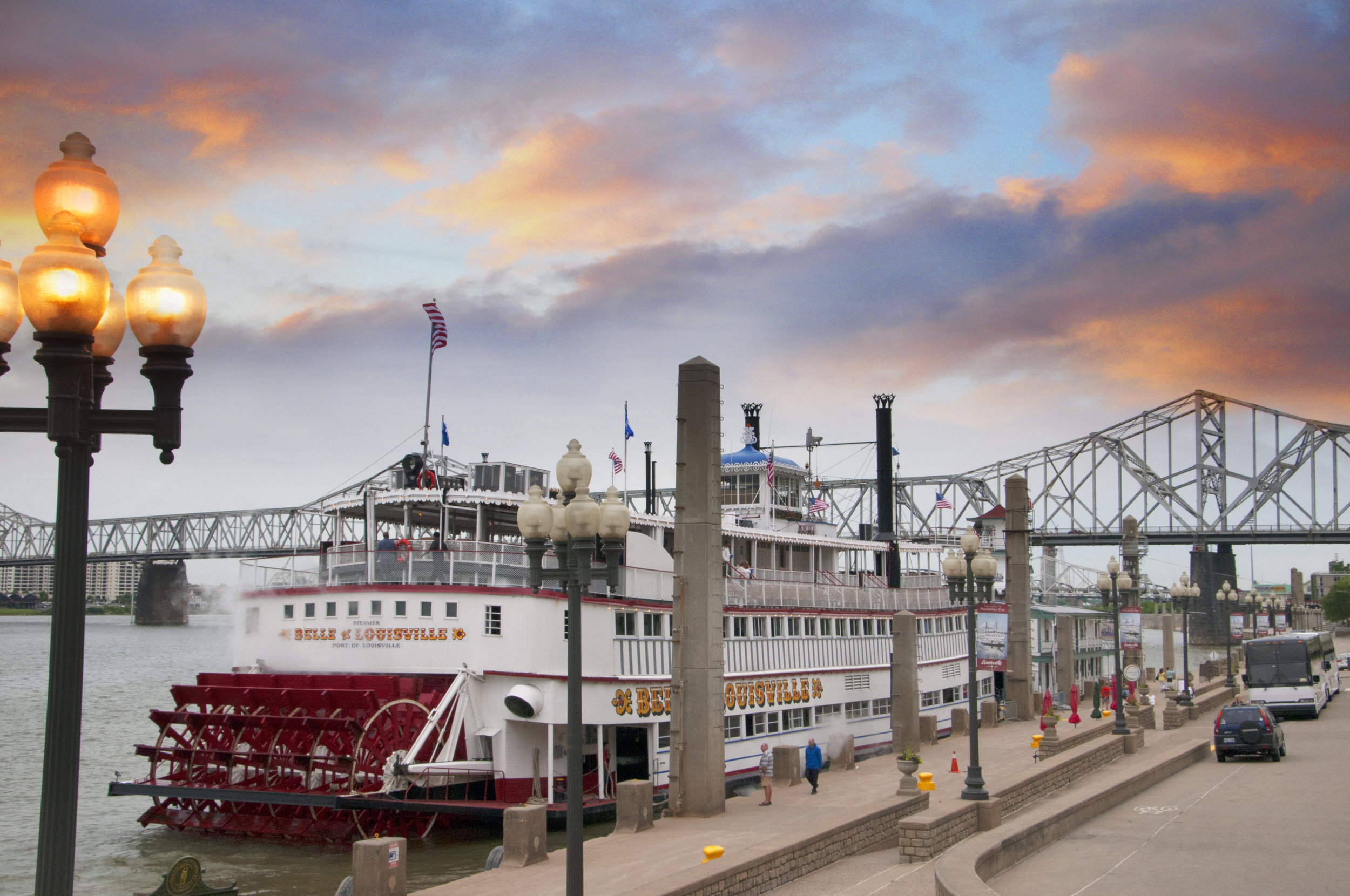 Louisville-45271719_xxl-Paddlesteamer-Riverboat-on-the-River-Ohio-in-Louisville-Kentucky.jpg