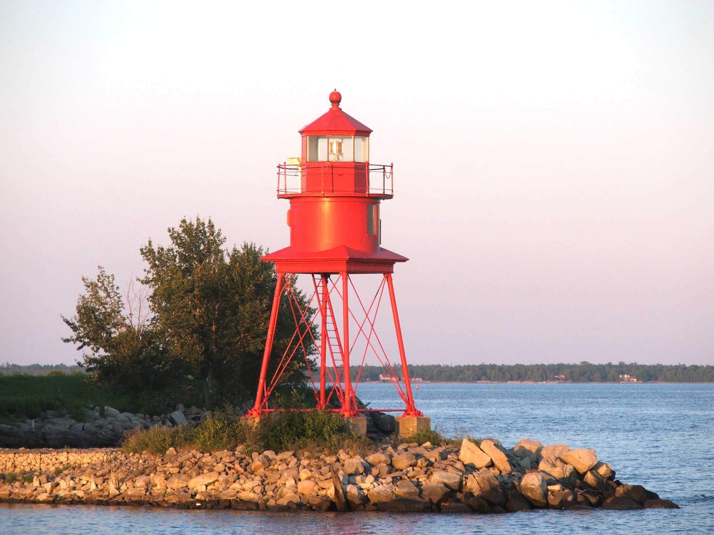 Lighthouse_at_Alpena_MI_2005-09.jpeg