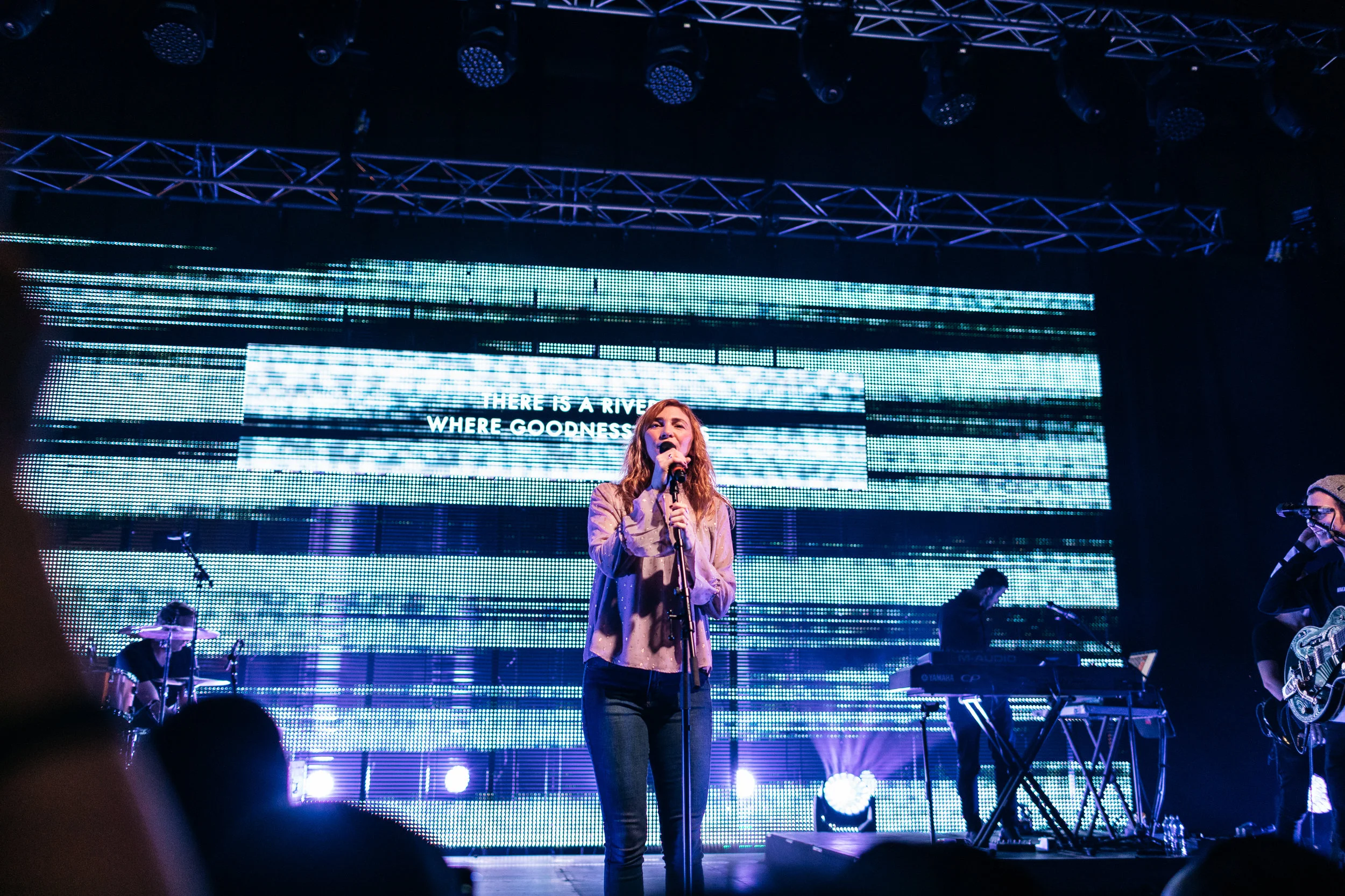em-day2-session7-worship-11.jpg