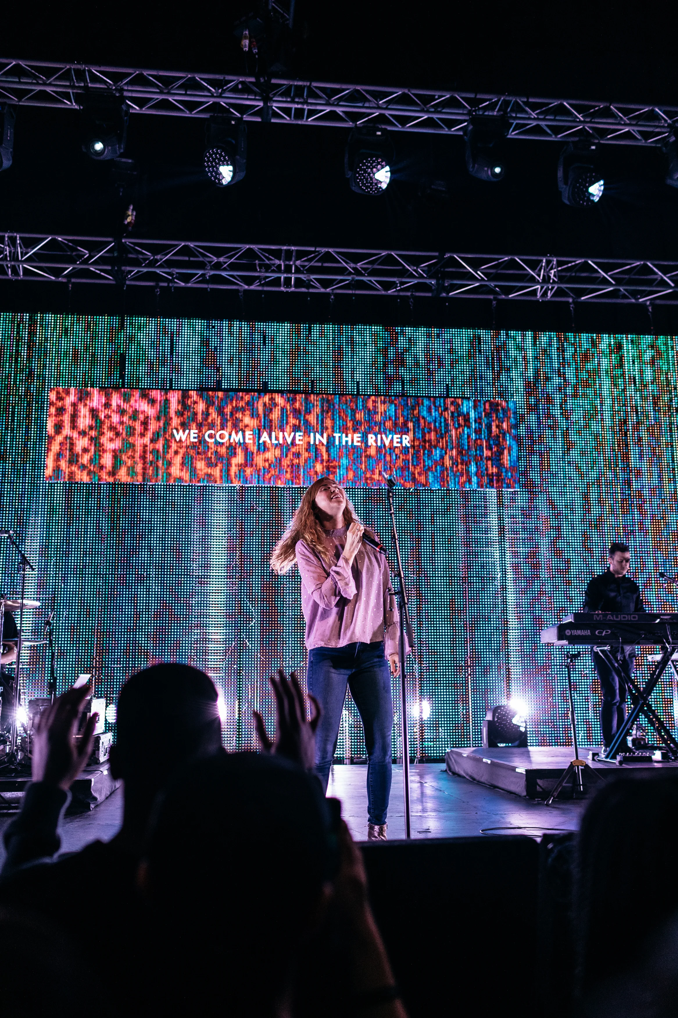 em-day2-session7-worship-15.jpg