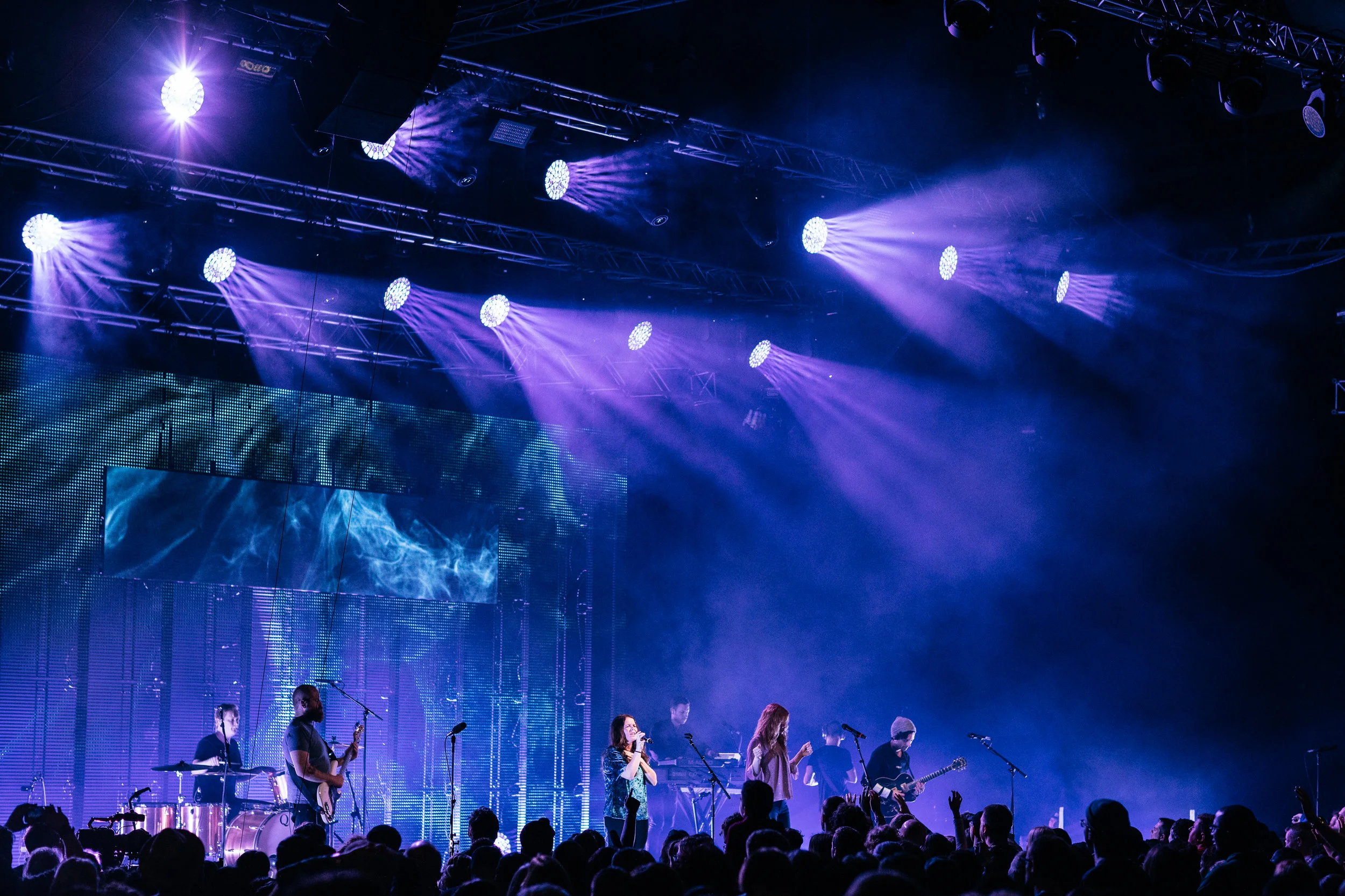 em-day2-session7-worship-36.jpg