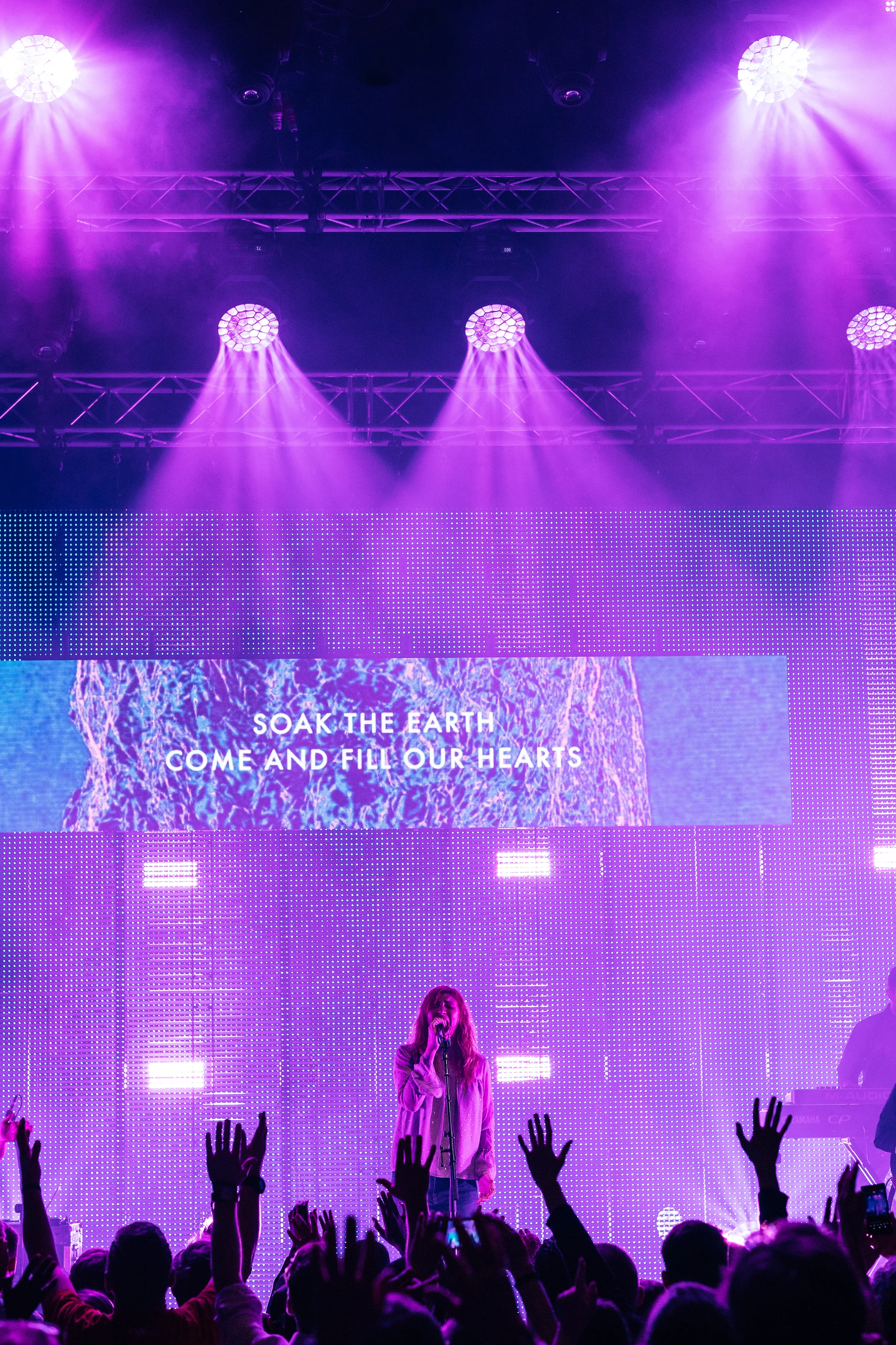 em-day2-session7-worship-41.jpg